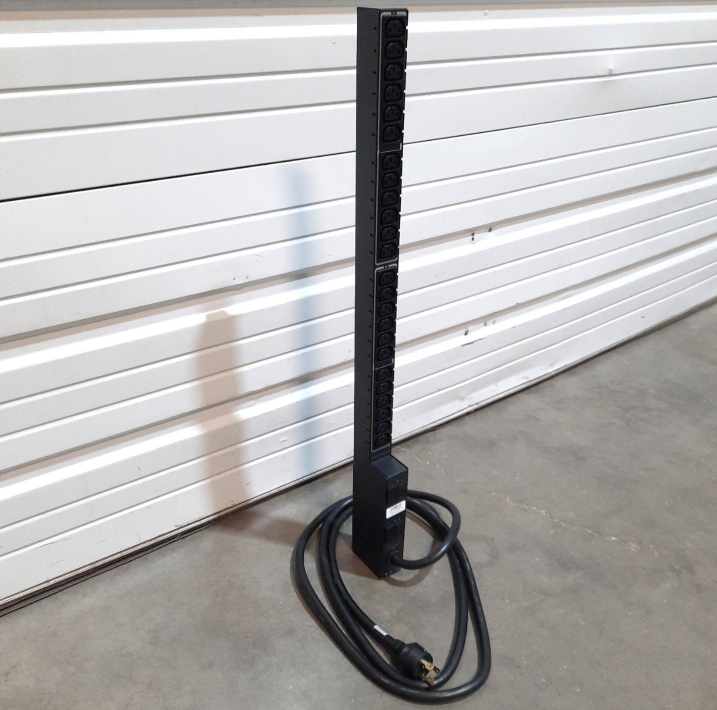 Open box Server Technology CB-24V2C401-001 Server Rack PDU 5kW 24x C13 L6-30P 208VAC