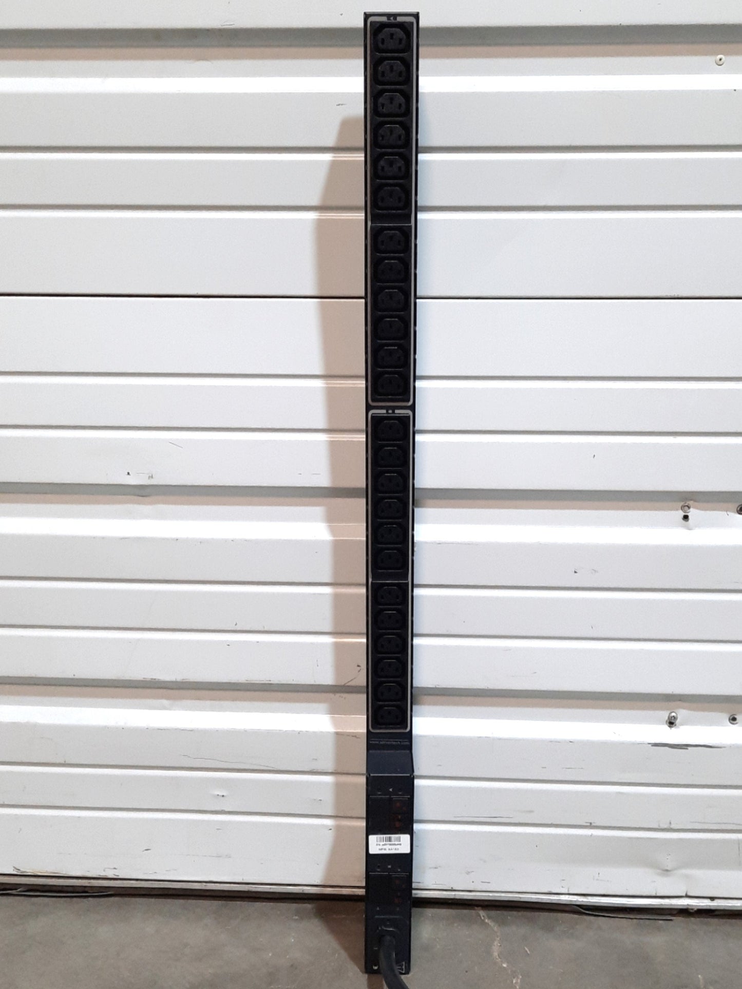 Open box Server Technology CB-24V2C401-001 Server Rack PDU 5kW 24x C13 L6-30P 208VAC