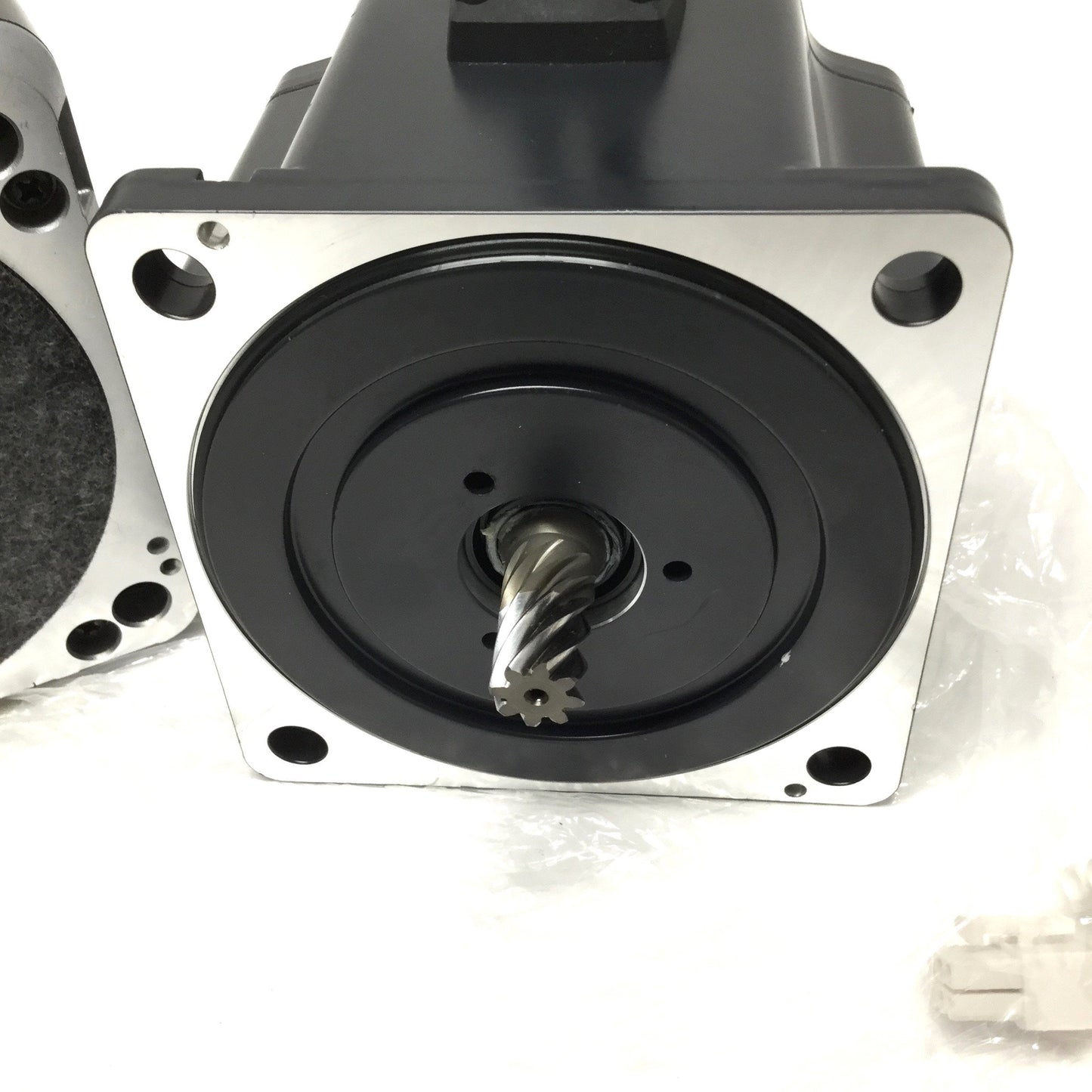 New – Open box Oriental Vexta BLFM6200-GFS Brushless DC Motor 240V 200W w/ 10:1 Gearhead