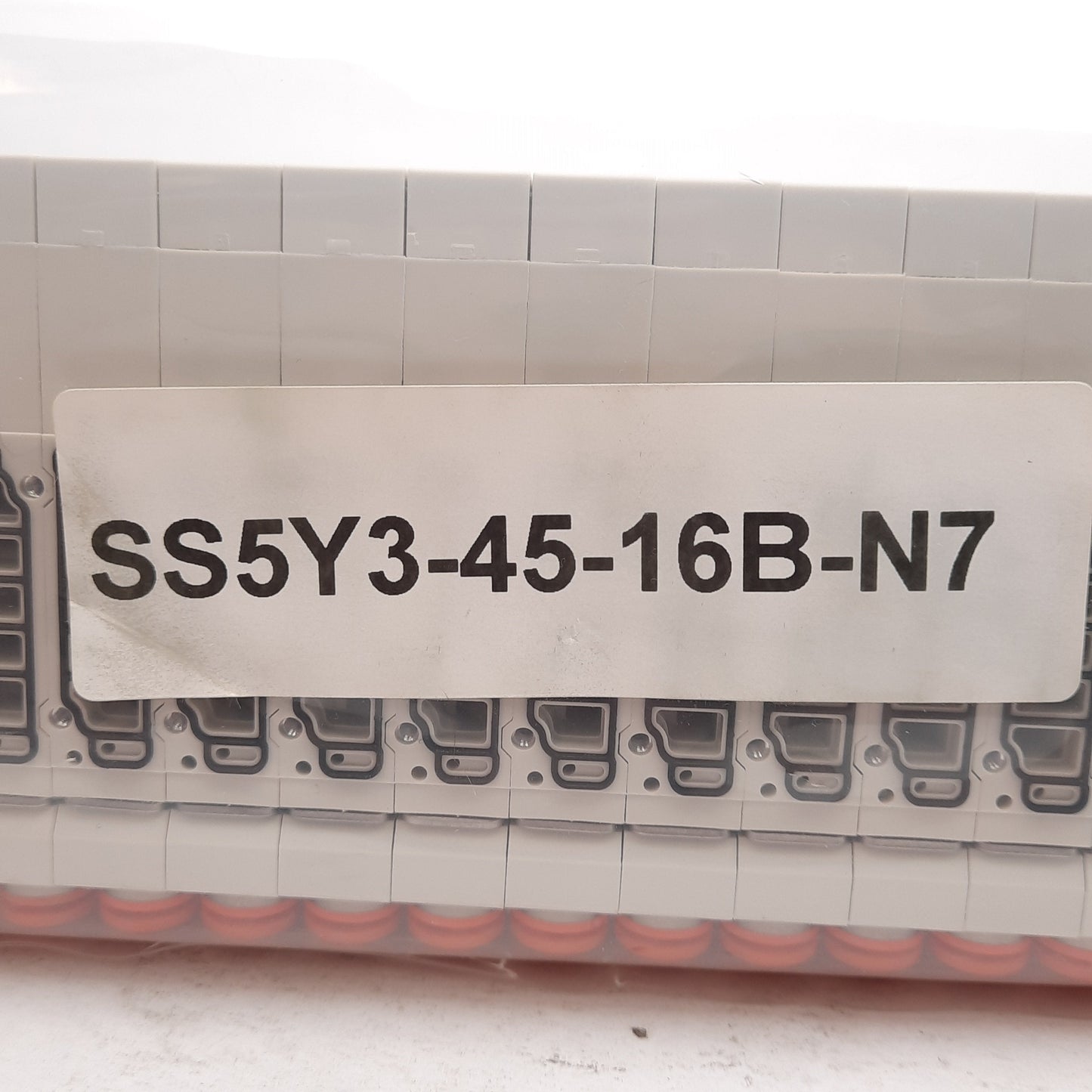 New SMC SS5Y3-45-16B-N7 Pneumatic Manifold, 16-Station, ø1/4in & ø5/16in One-Touch