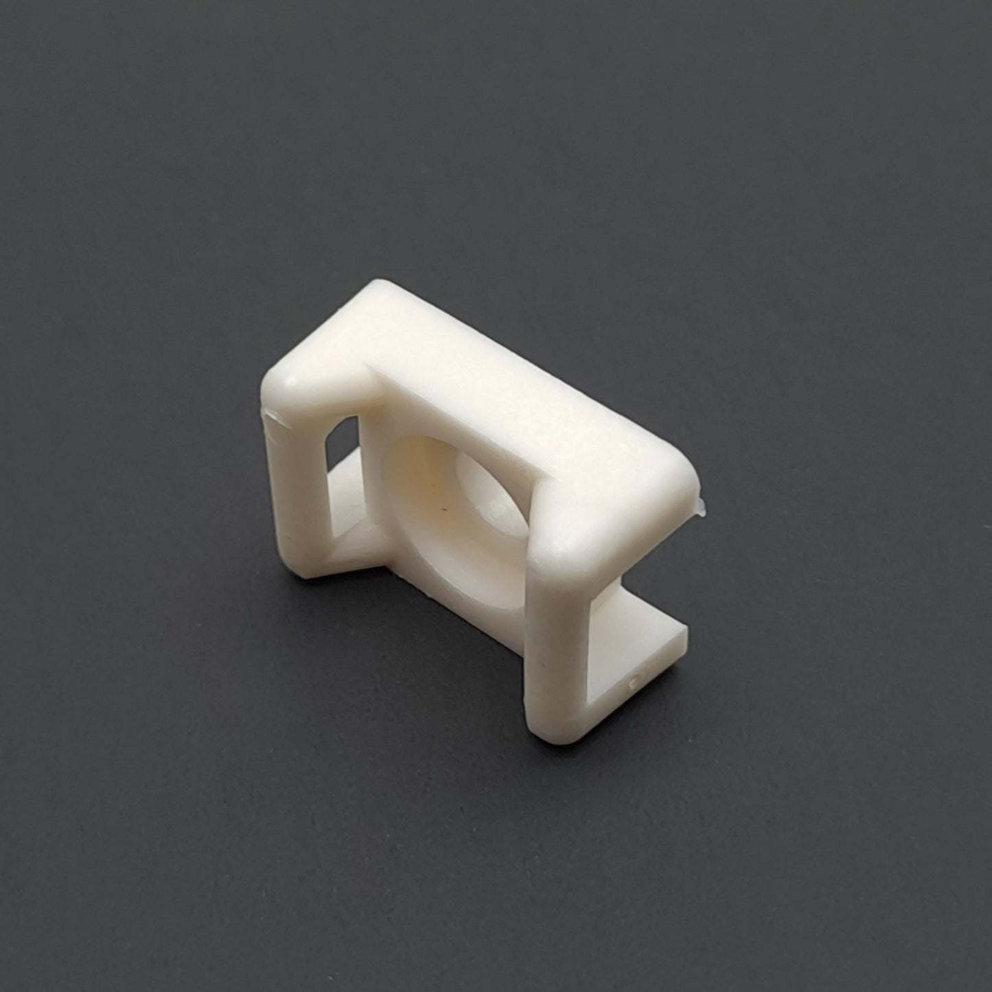 New – Open box Lot of 100 Panduit TM3S10-M69 Cable Tie Mount, M5 Mounting Hole, 21.9 x 15.5mm