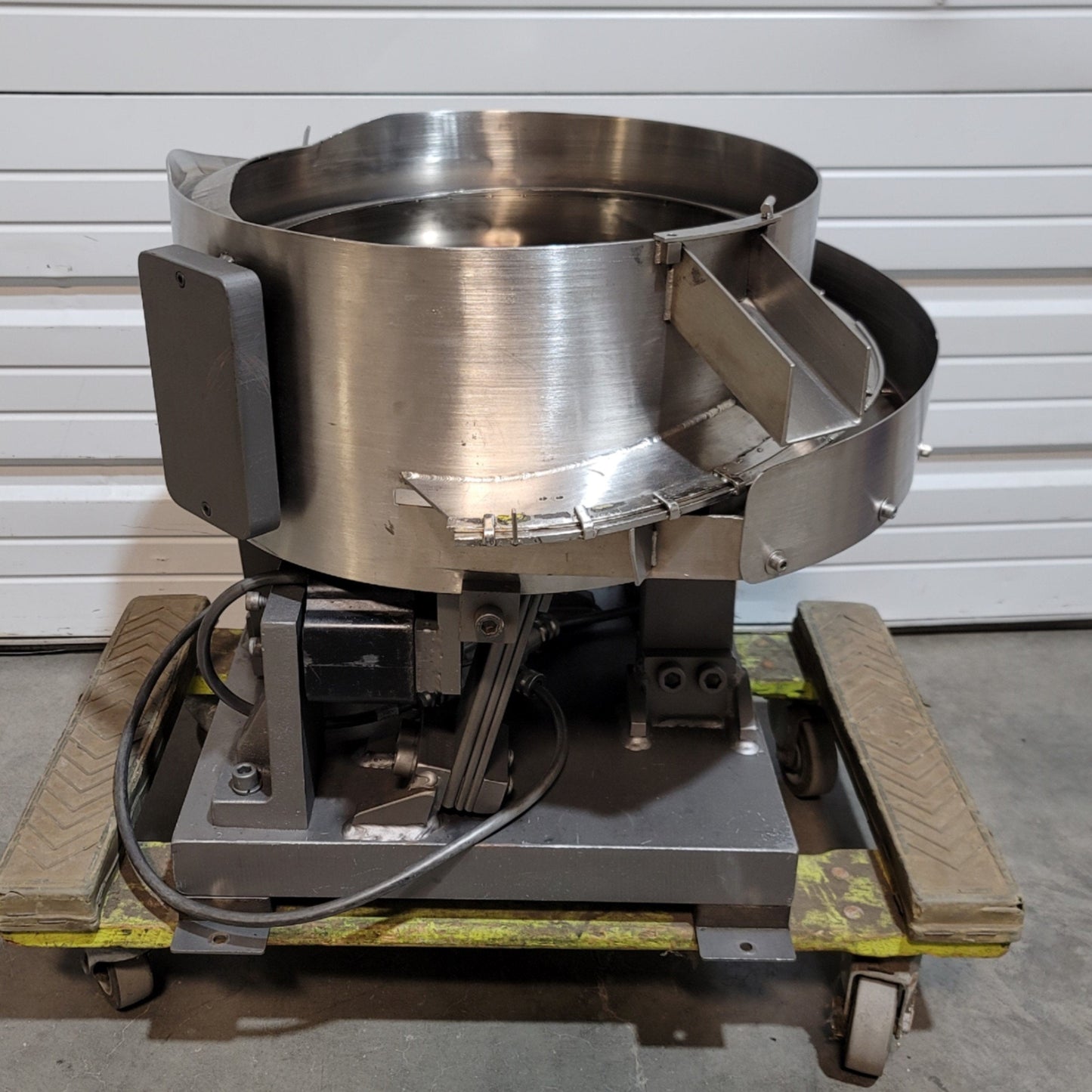 Used J & J Engineering Vibratory Bowl Feeder 18"w x 8"H, 2-Post, 120VAC