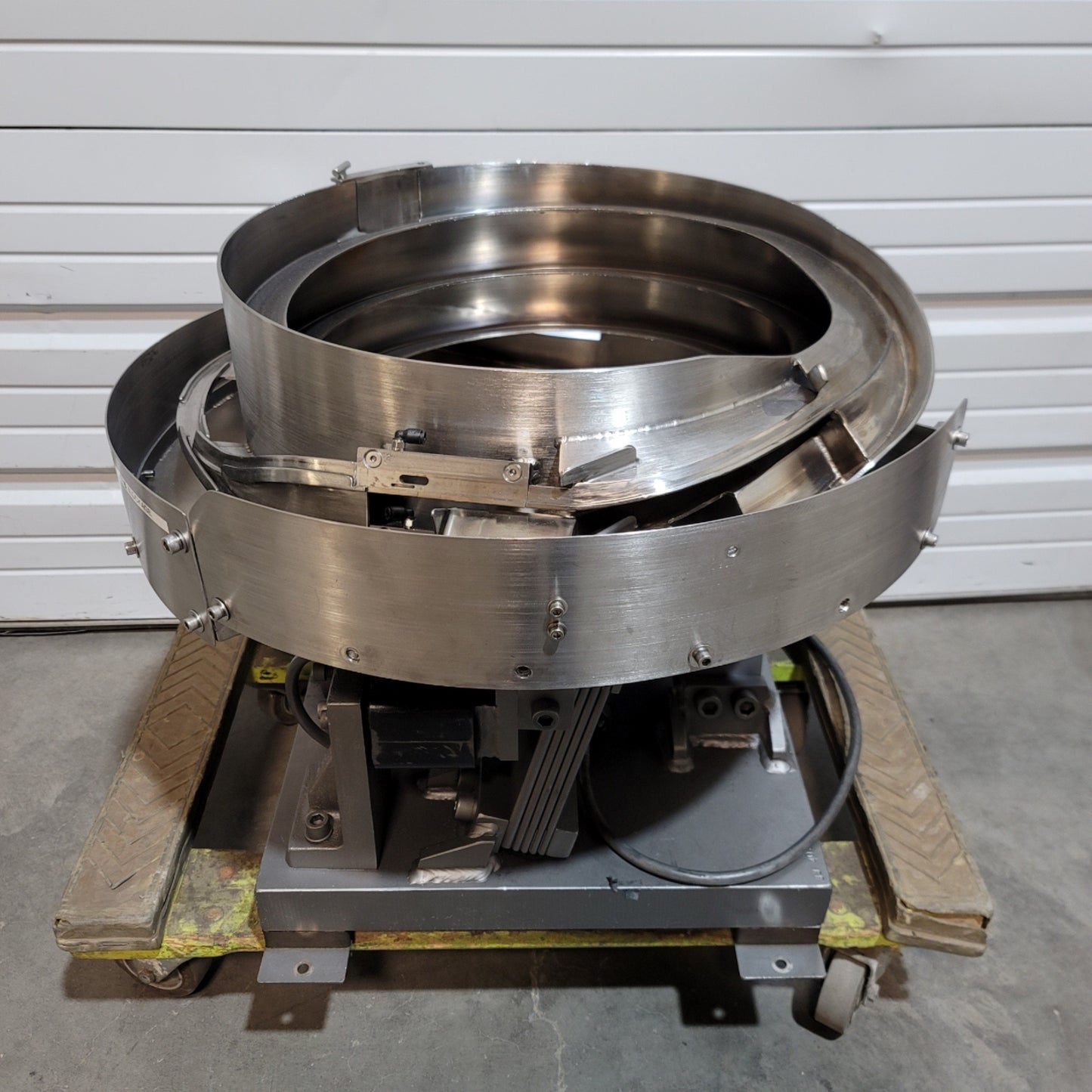 Used J & J Engineering Vibratory Bowl Feeder 18"w x 8"H, 2-Post, 120VAC