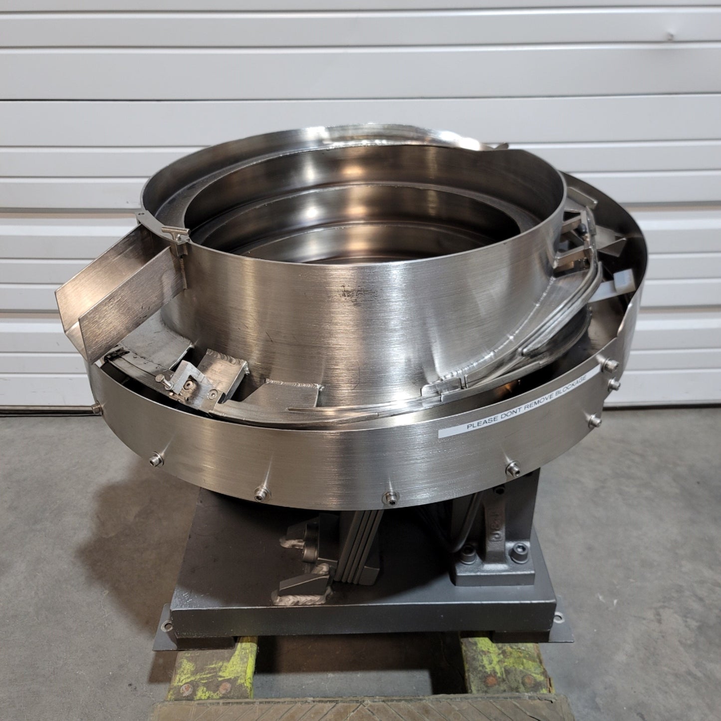Used J & J Engineering Vibratory Bowl Feeder 18"w x 8"H, 2-Post, 120VAC