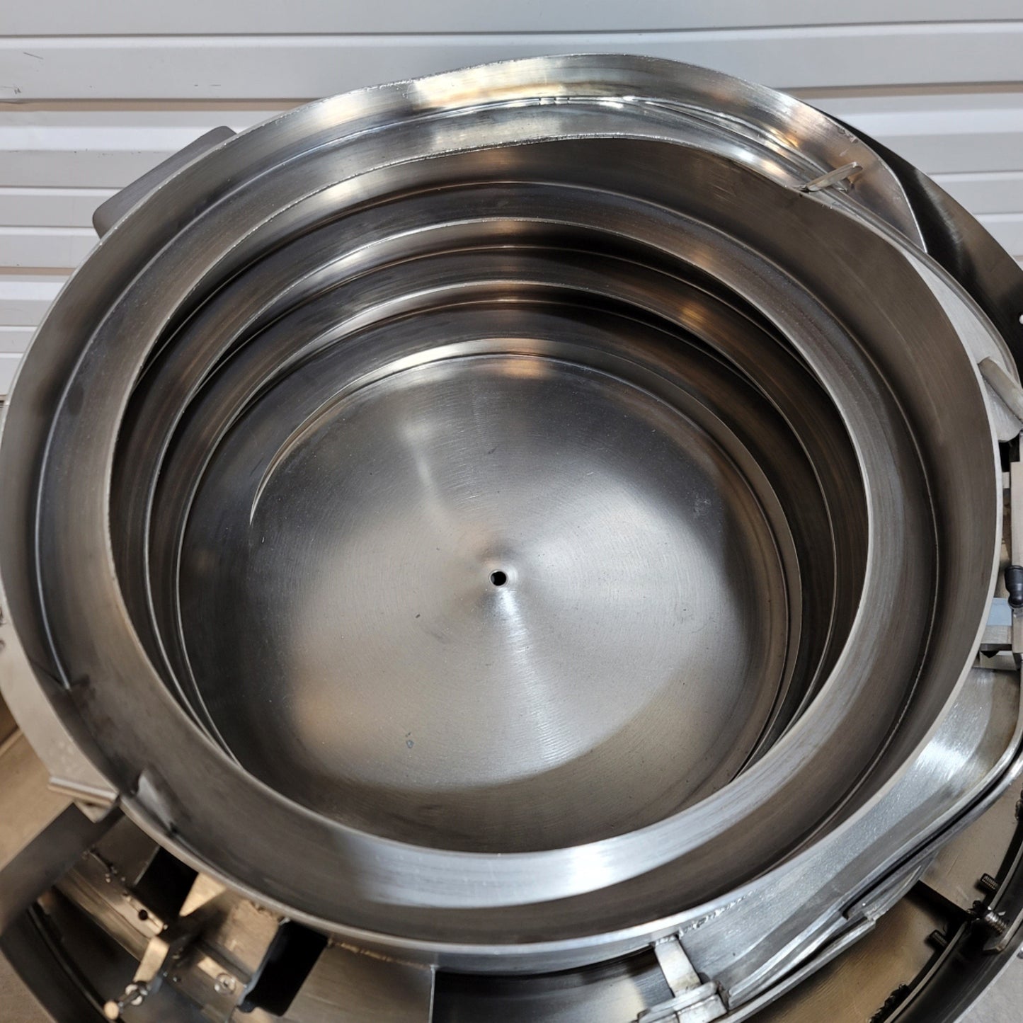 Used J & J Engineering Vibratory Bowl Feeder 18"w x 8"H, 2-Post, 120VAC