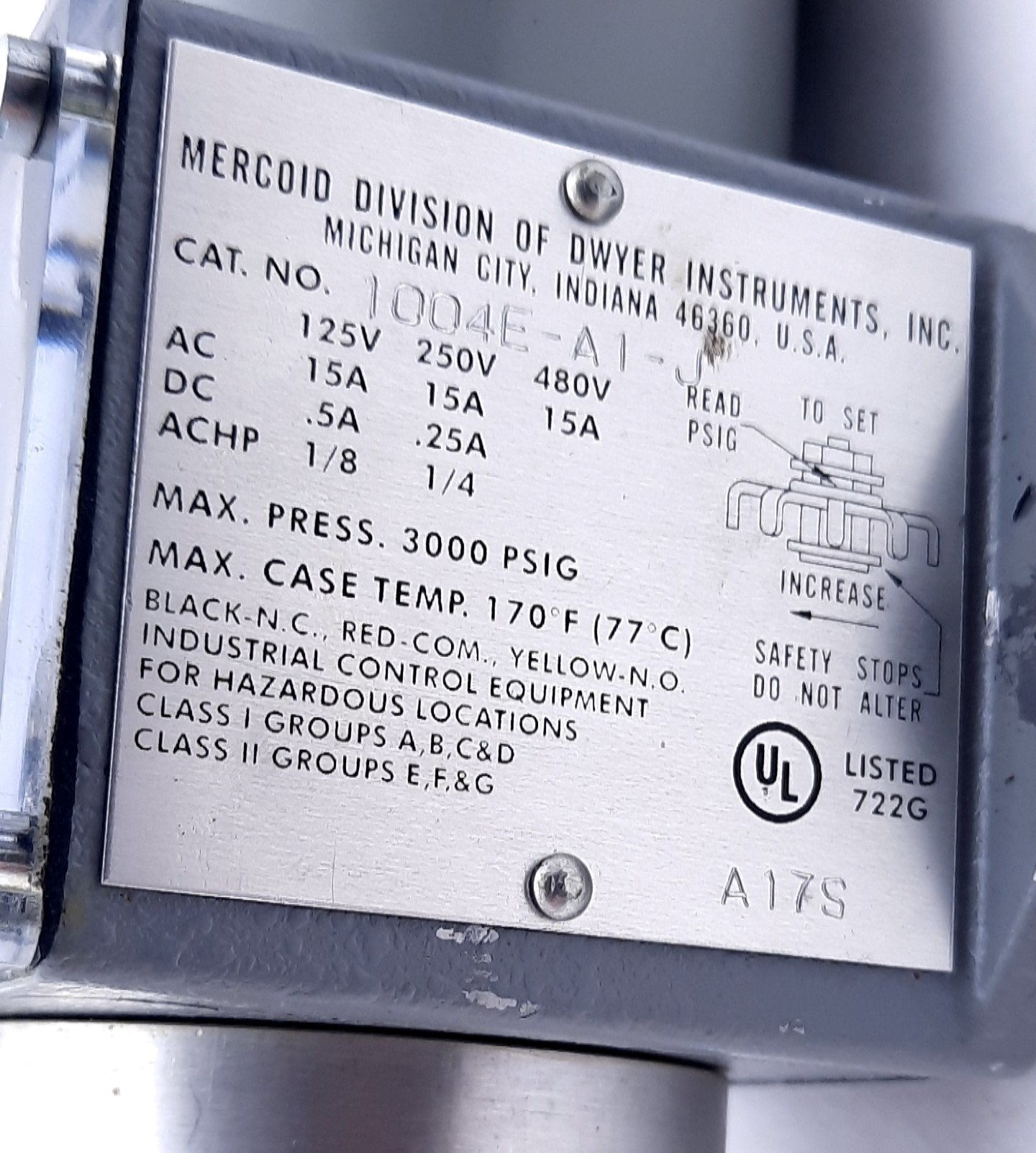 Used Dwyer 1004E-A1-J Explosion-Proof Pressure Switch 3000psig SPDT 1/2" M 1/4" F NPT