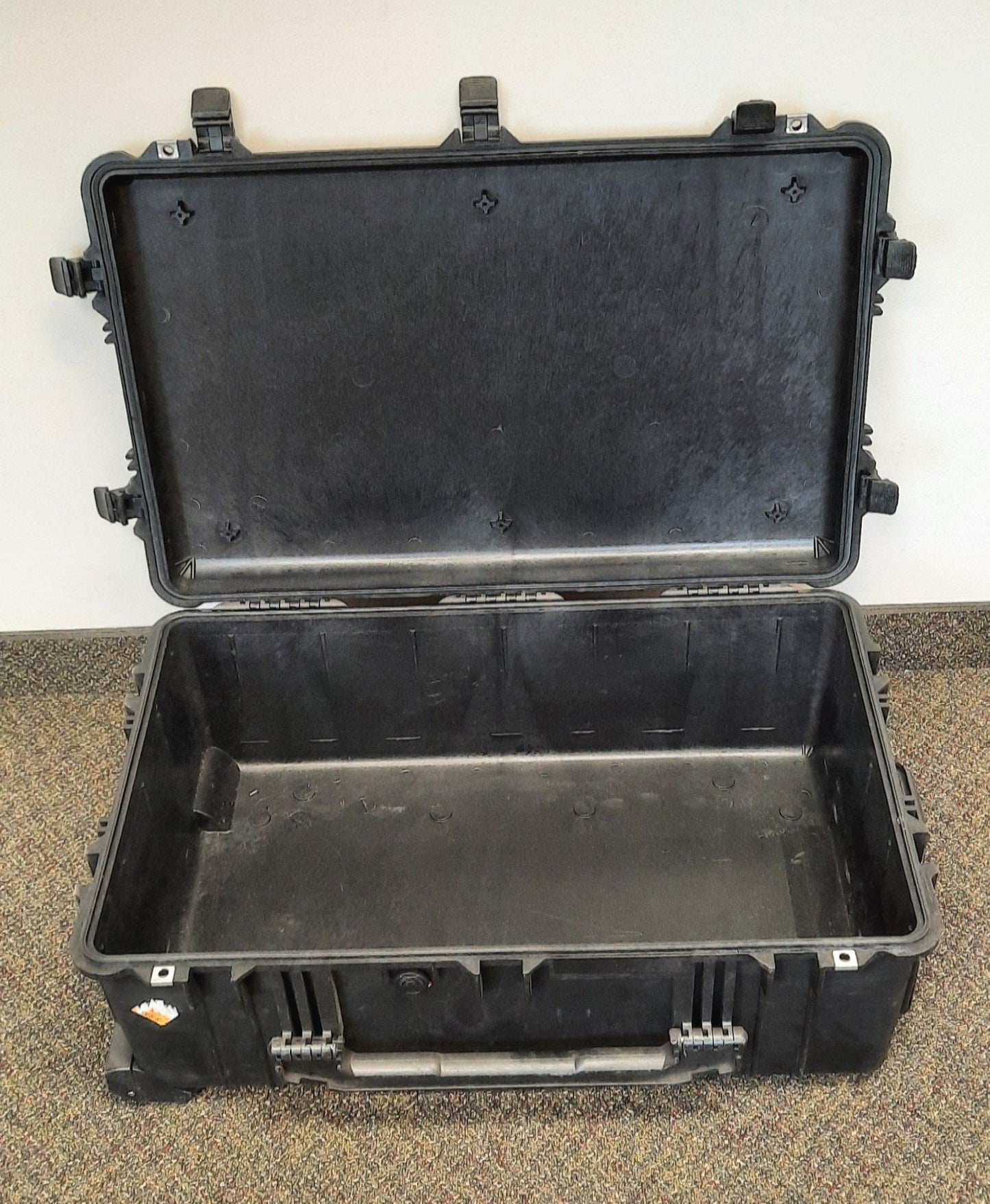 Used Pelican 1650 Watertight Protector Case Dimensions 28.57 x 17.52 x 10.65"