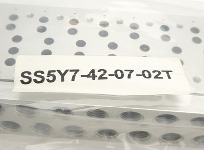 New SMC SS5Y7-42-07-02T Base Mounted Manifold Block, 1/4in NPTF, 7 Stations