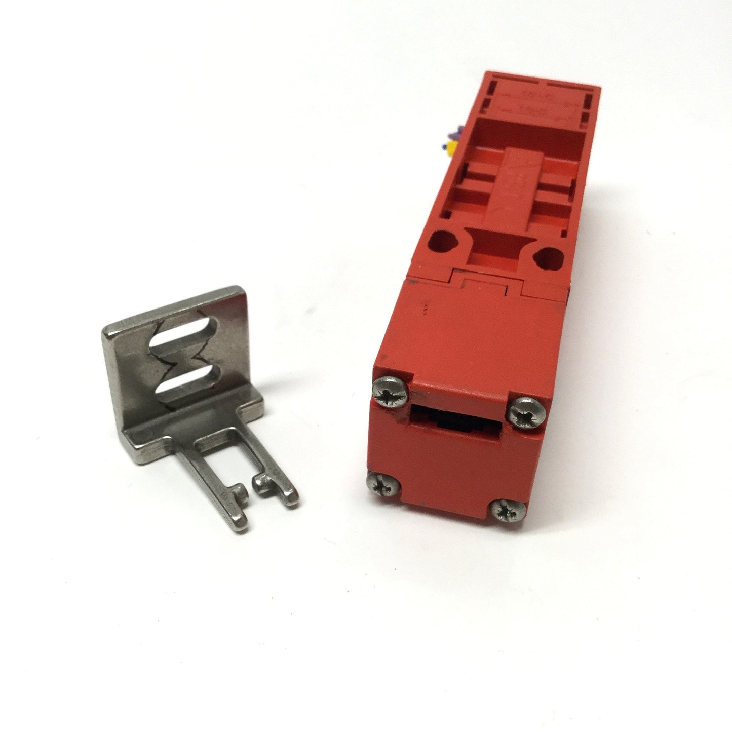 Used Guardmaster 21003 Cadet Door Interlock Safety Switch 5A 500VAC 1NO-1NC w/Key