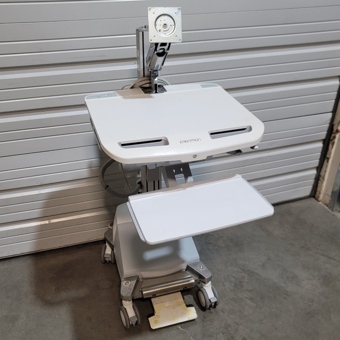 Used Ergotron SV42-6201-1 StyleView Medical Computer Cart With LCD Arm, SLA Powered