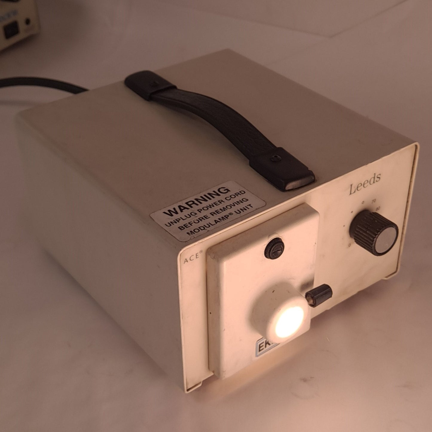 Used Leeds LR92240 EKE Microscope Fiber Optic Illuminator, 115-120VAC 3A 150W 40000fc