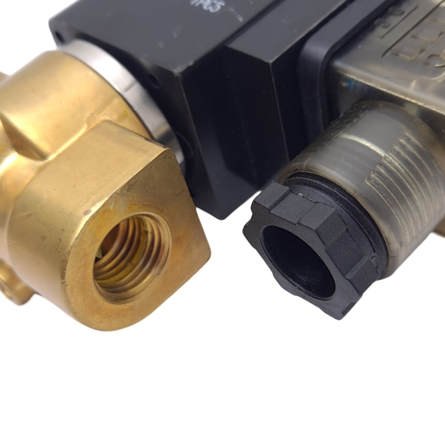 New STC 2W035-1/4-2-D Solenoid Valve, 2-Way N.C. Direct Acting, 1/4 NPT, 150PSI, 24V