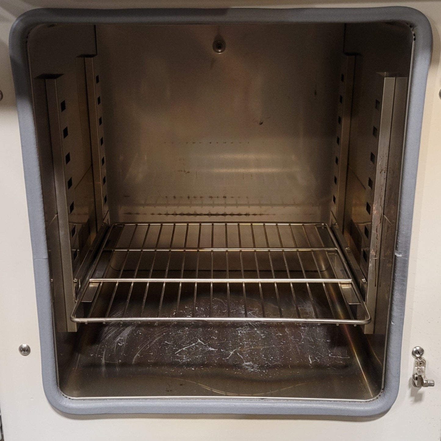 VWR 414005-108 Gravity Convection Oven 1.75CuFt, Amb +5°C To 230°C, 120VAC 650W