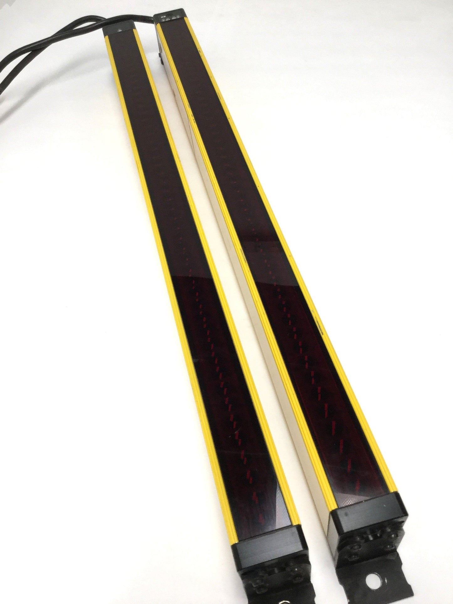 Used STI MS46-520-20 MiniSafe Light Curtain Transmitter and Receiver Set 24VDC, 520mm