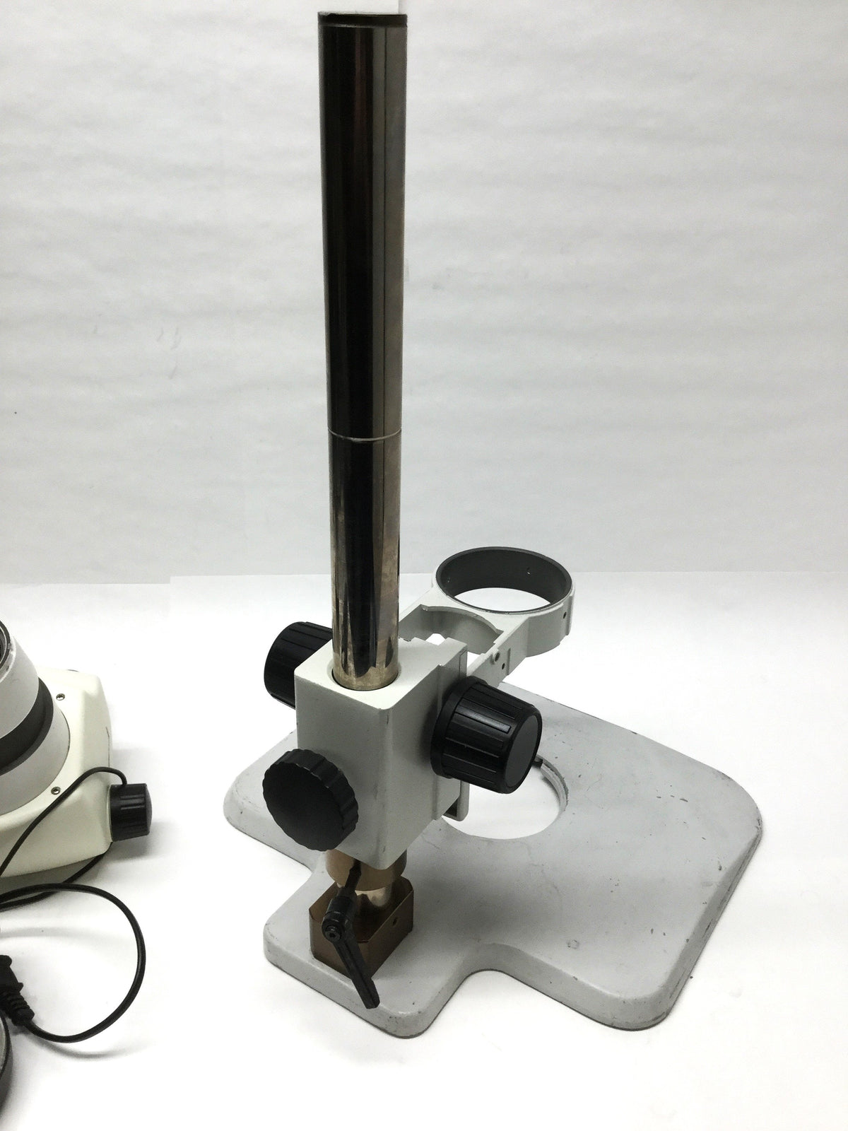 Used Scienscope NZ-BD-B2 Stereo Microscope .8-5x Ø76mm WF10X/22 w/Stand & Ring Light
