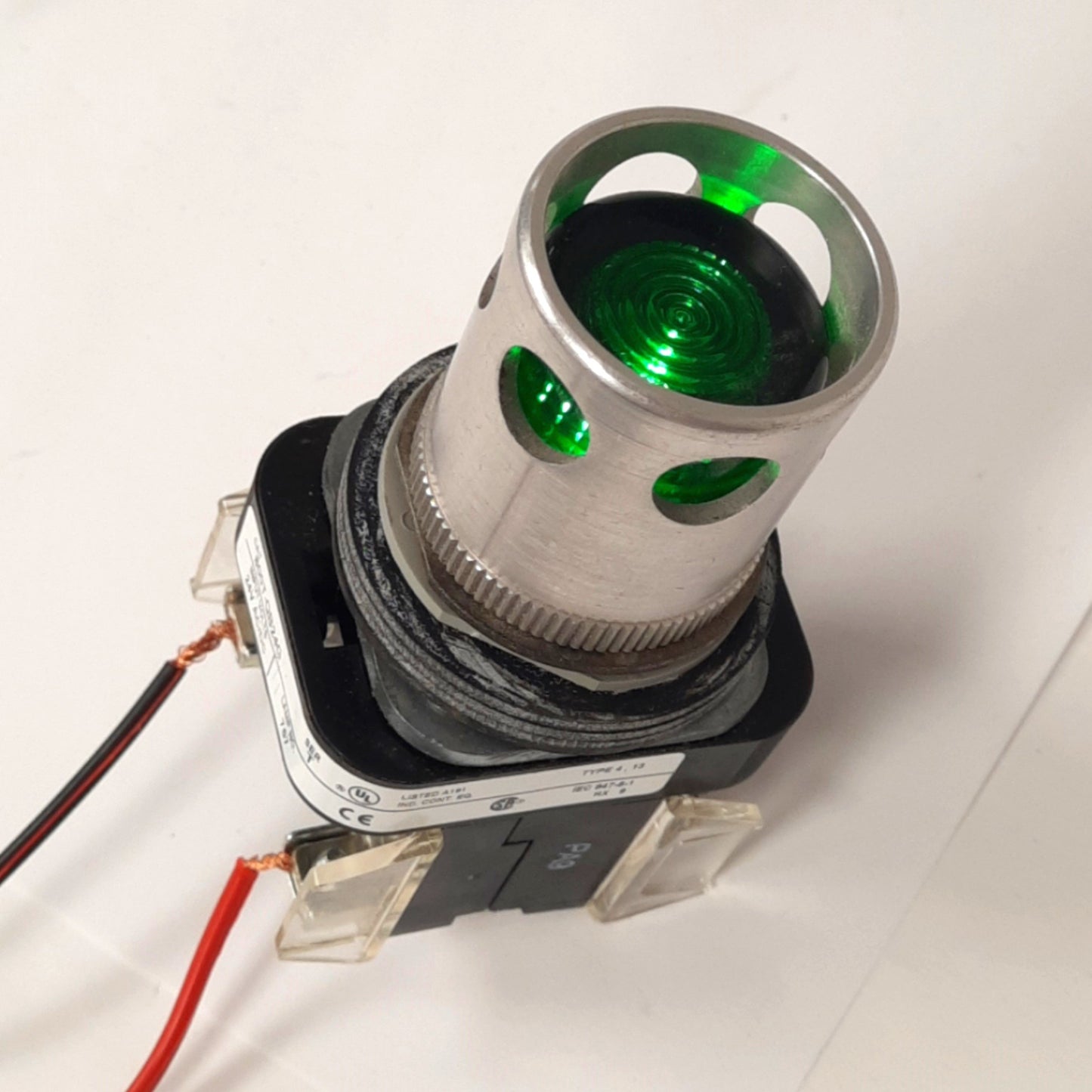 New – Open box Allen Bradley 800T-QB24G Illuminated Pushbutton, ø30mm, Momentary, 600VAC 10A