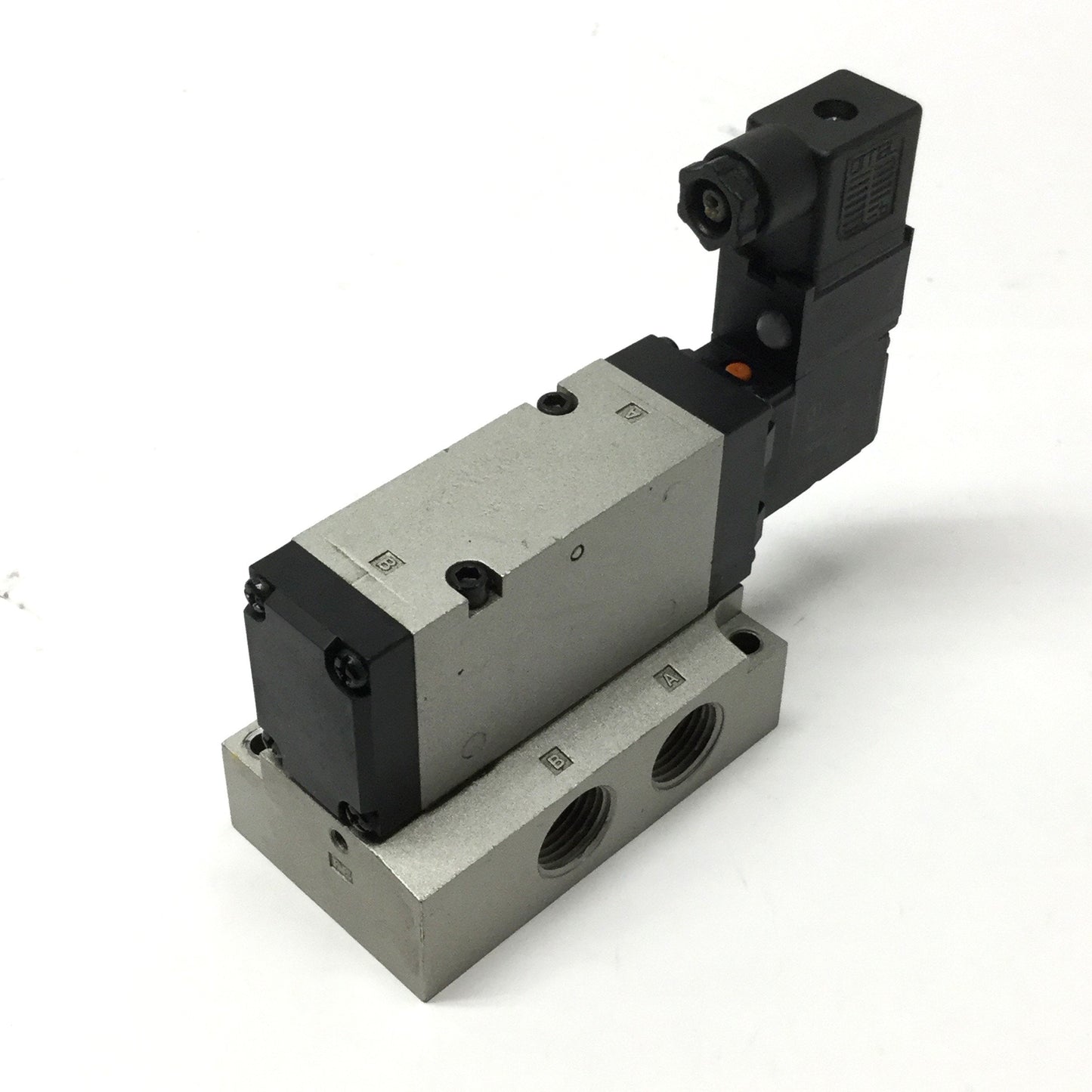 Used SMC VF5144-1DZ Solenoid Valve 5-Port, 2-Position, 1/2" NPT Base, 110/120VAC Coil