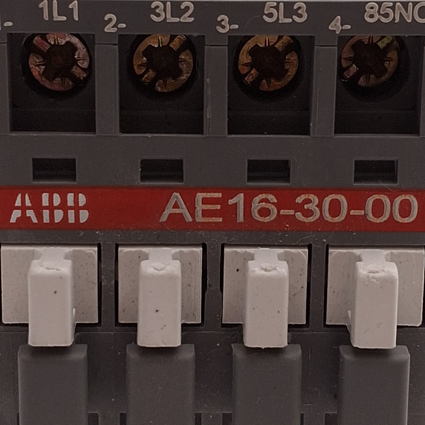 Used ABB AE16-30-00 Contactor, 3-Poles, 3NO, 600VAC 30A 15HP, DIN Rail, 24VDC Coil