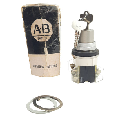 Used Allen Bradley 800T-J44KE7 Keyed Selector Switch, 33mm, 2NO + 2NC, Maintained