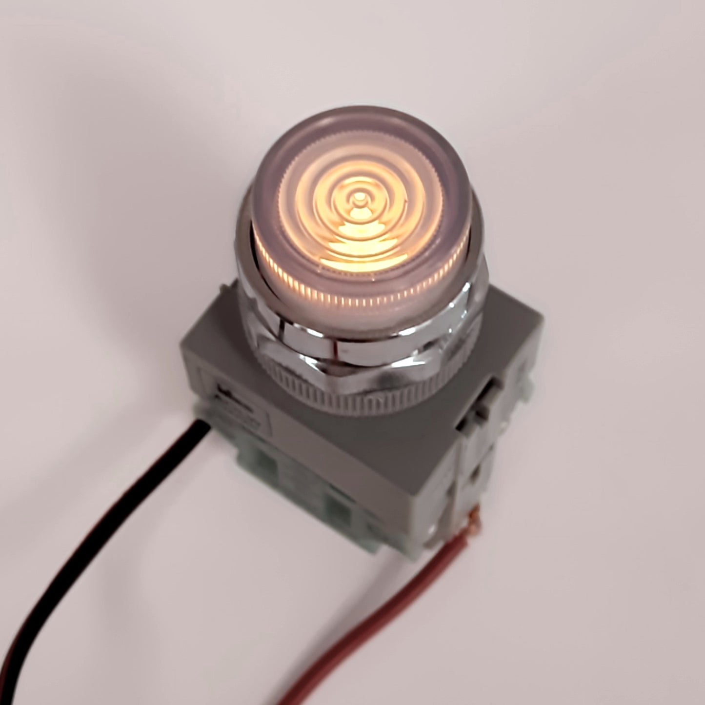 New IDEC HW4L-A2F20QD-W-24V White Maintained Pushbutton, 2-Position, 22mm, 24V LED