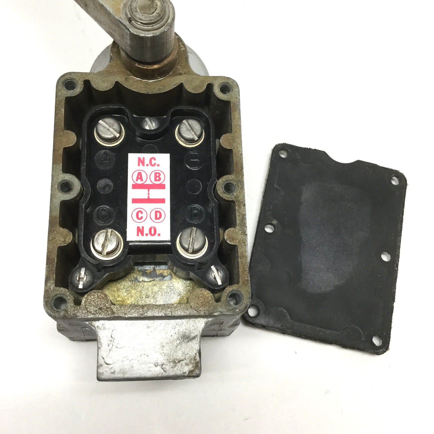 Used Namco EA700-10100 Snap-Lock Heavy Duty Limit Switch, 600VAC 20A, 1NO-1NC