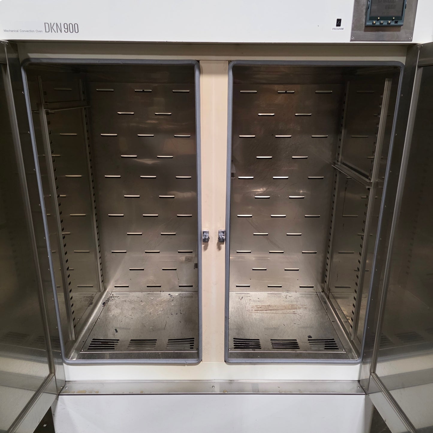 Used Yamato DKN900 Mechanical Convection Oven 18.5CuFt, Amb+5° To 210°C, 220VAC 17A