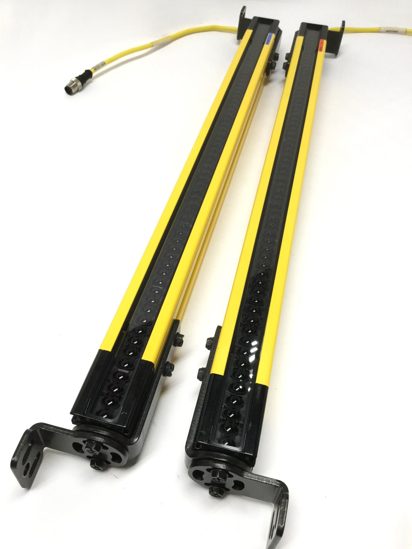 Used Banner SLLP14-560P88 EZ-Screen Safety Light Curtain Emitter & Receiver, 14mm Res