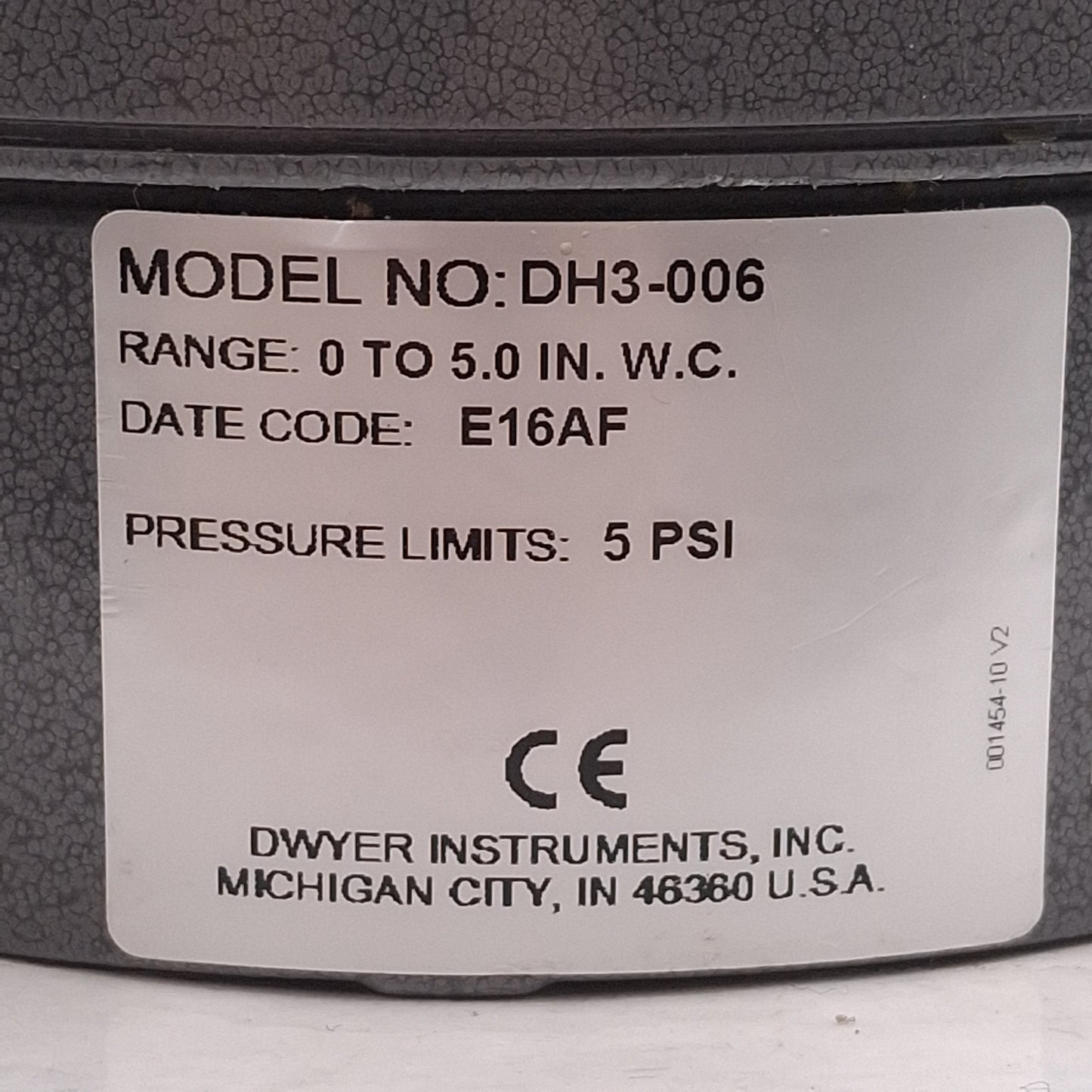 Used Dwyer DH3-006 Differential Pressure Controller, 0-5in WC, 1/8in NPT, 12-24V