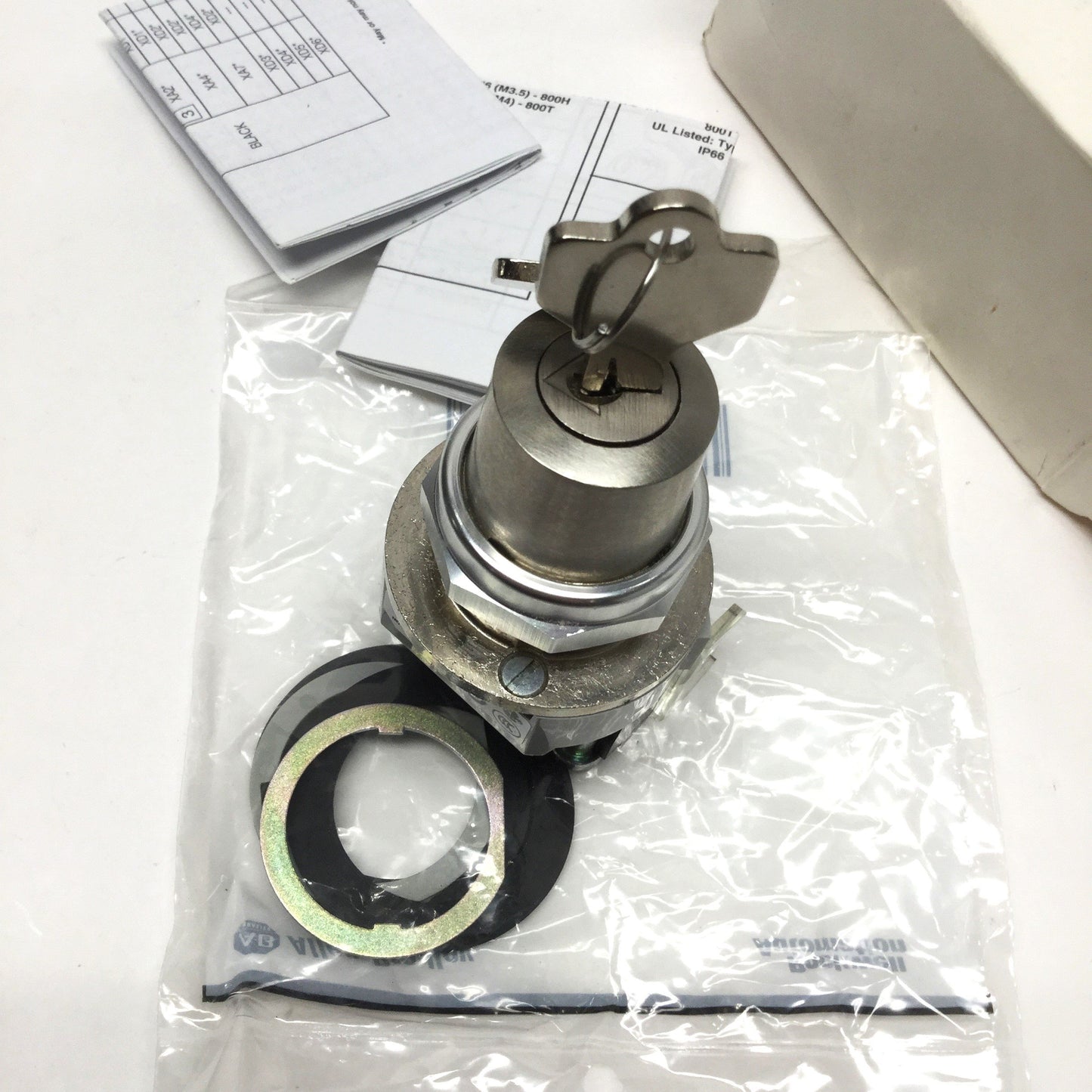 New Allen Bradley 800T-H32A Keyed Selector Switch, 2-Position, Maintained, 1NO-1NC