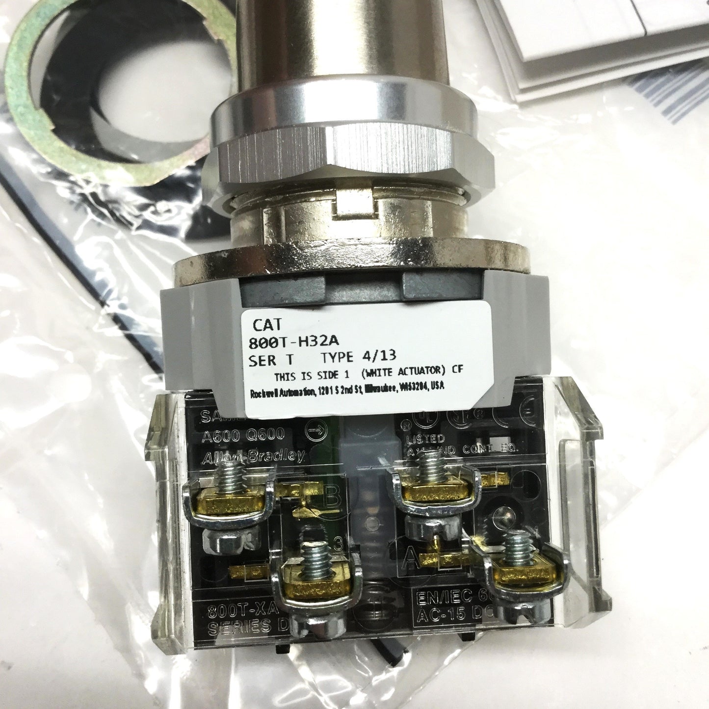 New Allen Bradley 800T-H32A Keyed Selector Switch, 2-Position, Maintained, 1NO-1NC