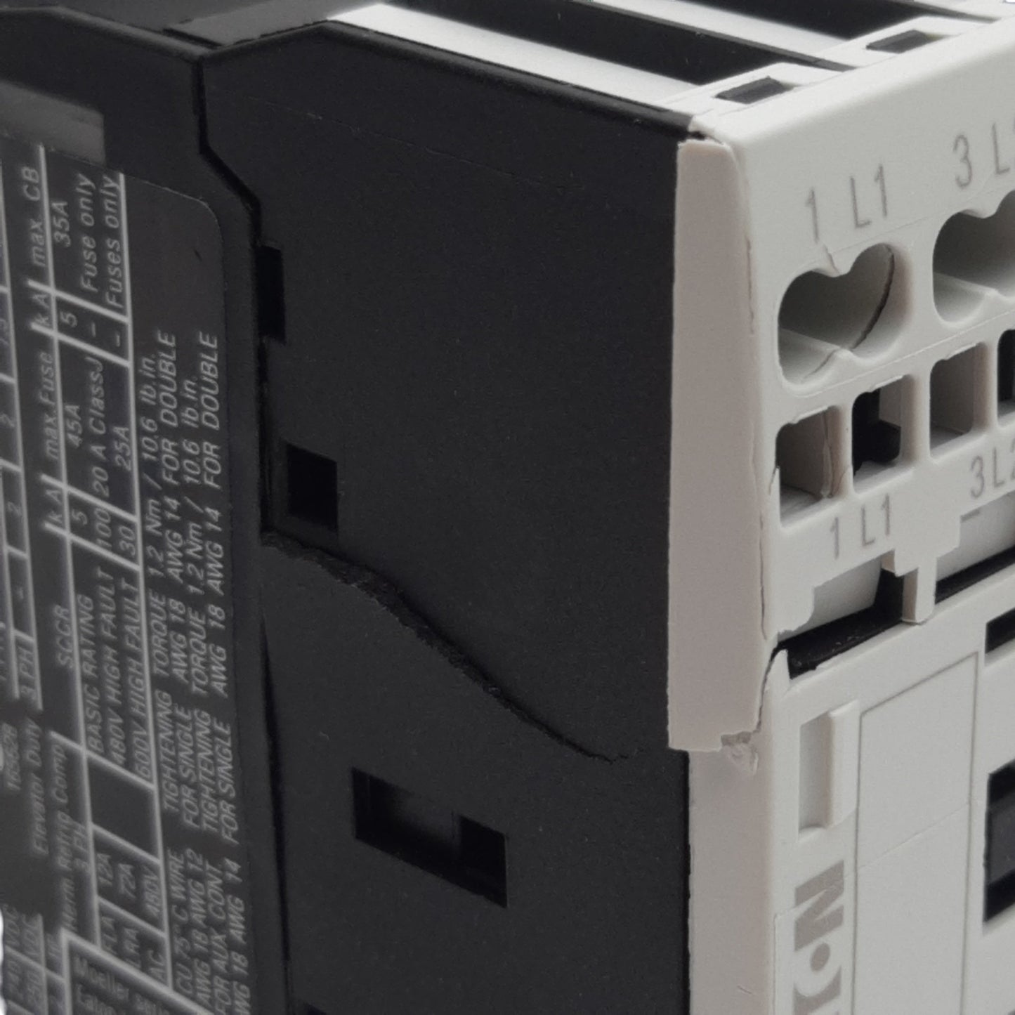 New – Open box Eaton XTCEC012B10TD Conatctor 3-Pole 1NO 20A 600VAC, 24VDC Coil *Cracked Casing*