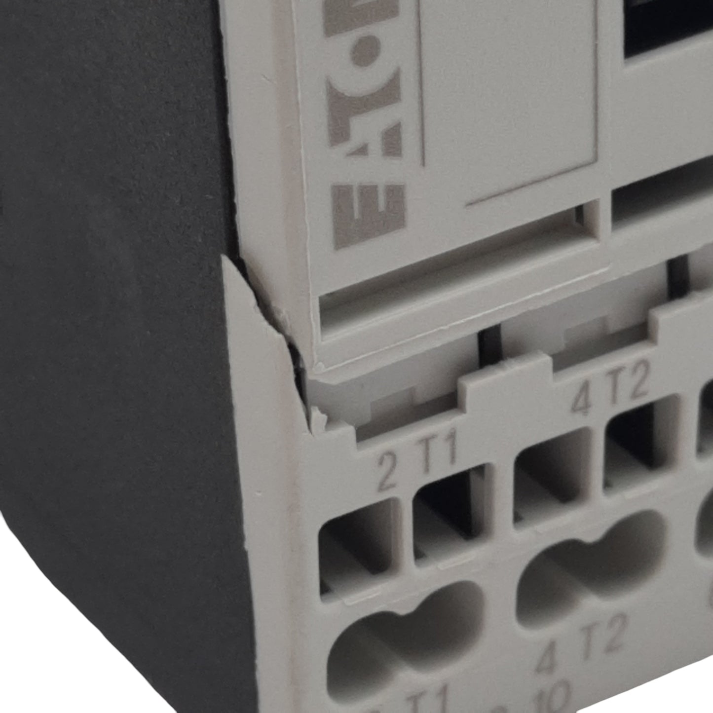 New – Open box Eaton XTCEC012B10TD Conatctor 3-Pole 1NO 20A 600VAC, 24VDC Coil *Cracked Casing*