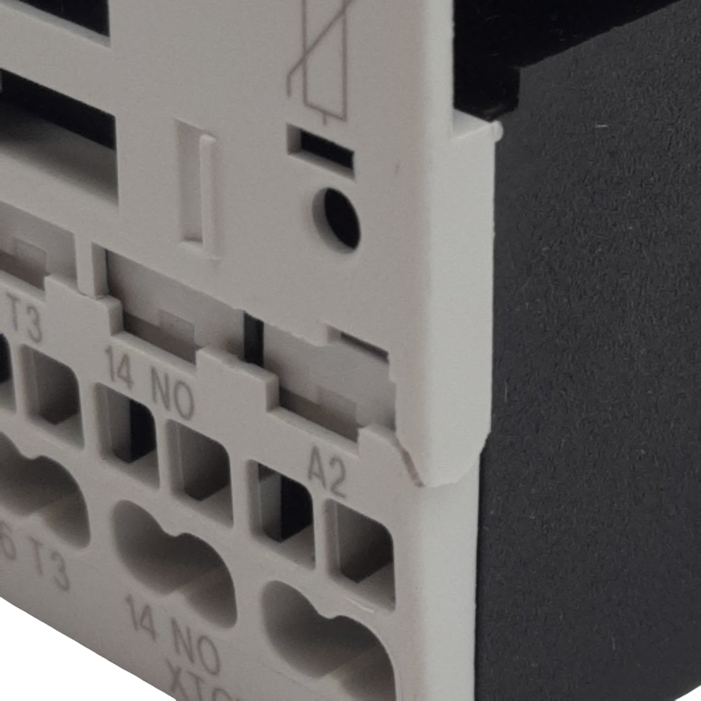 New – Open box Eaton XTCEC012B10TD Conatctor 3-Pole 1NO 20A 600VAC, 24VDC Coil *Cracked Casing*