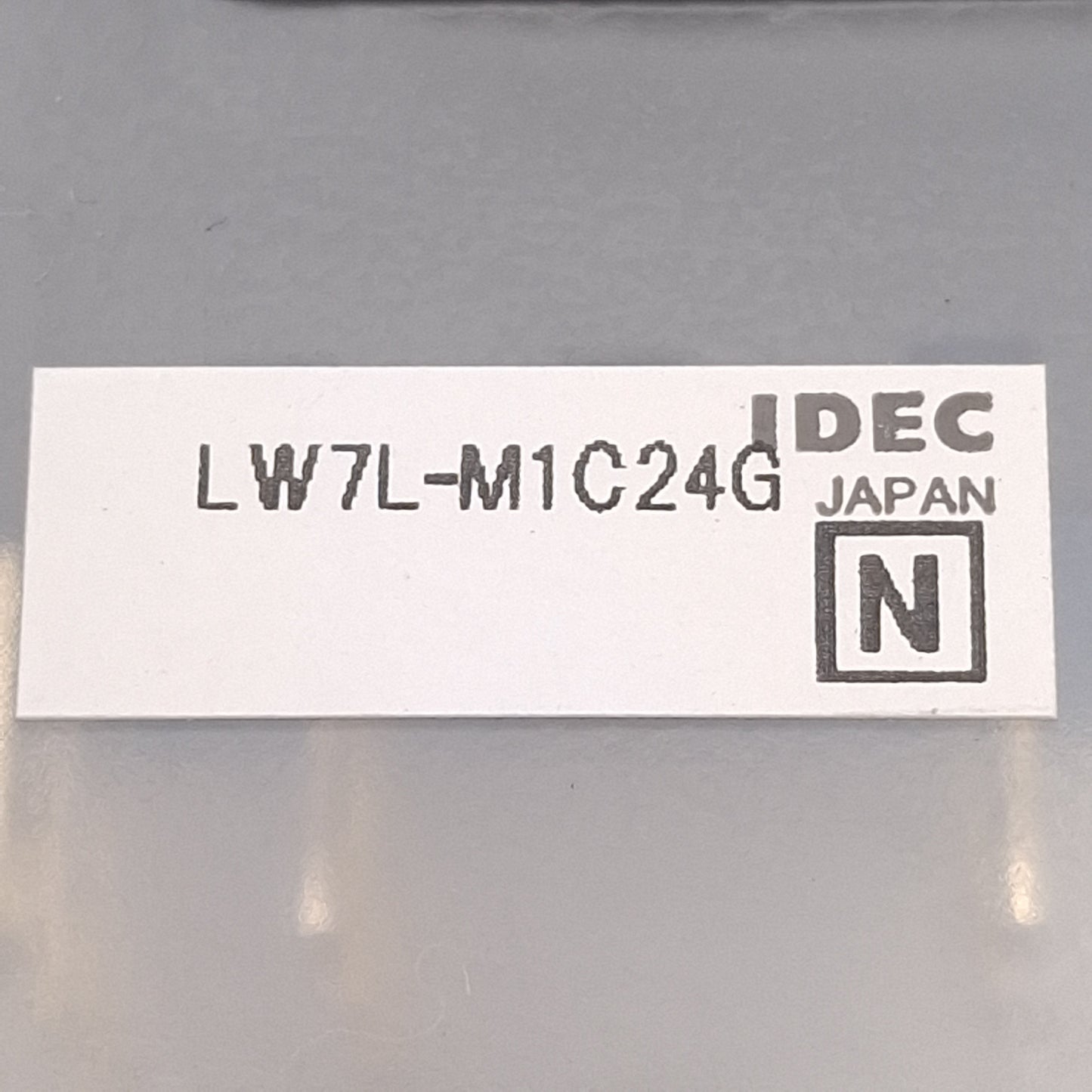 New Idec LW7L-M1C24G Green Illuminated Momentary Pushbutton 25mm, DPDT, 125VAC/30VDC