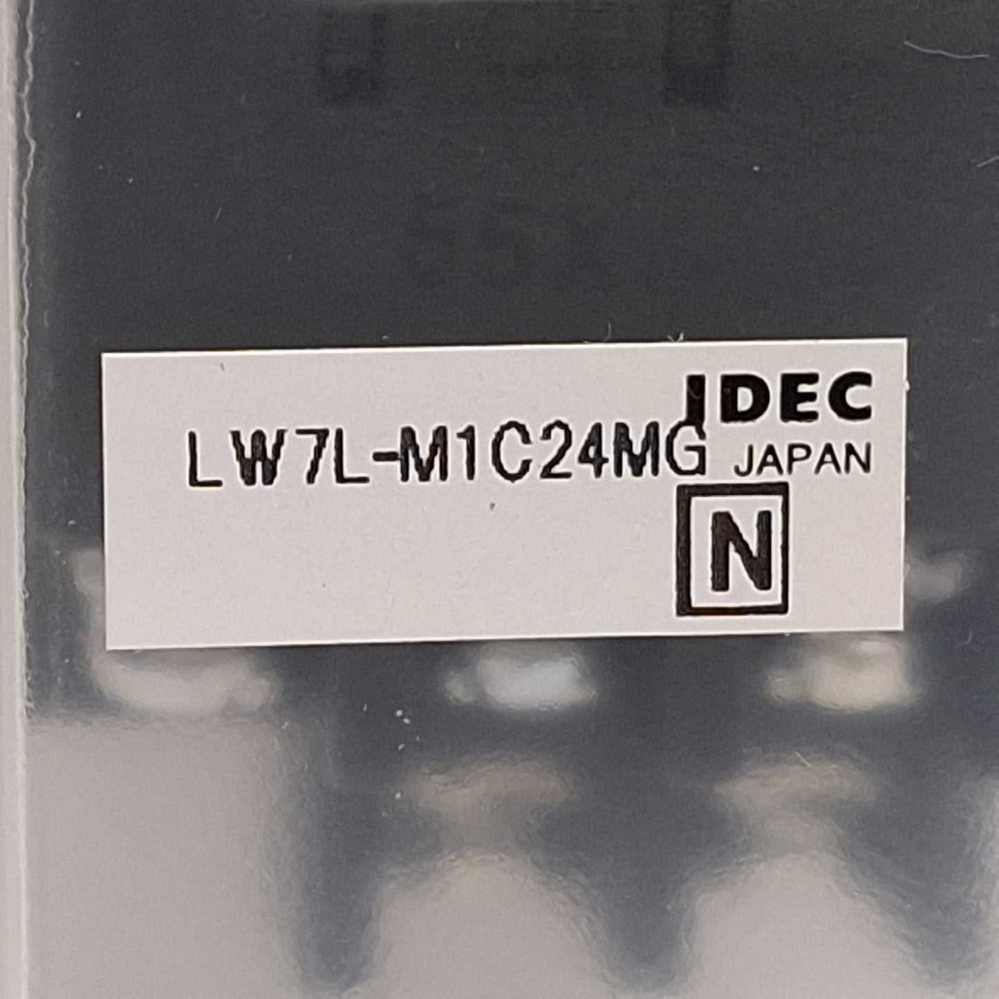 New Idec LW7L-M1C24MG Green Illuminated Momentary Pushbutton 25mm DPDT 125VAC/30VDC