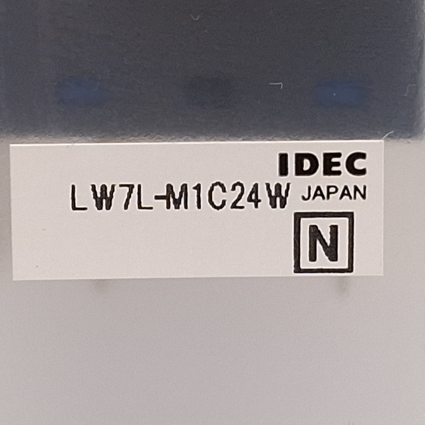 New Idec LW7L-M1C24W White Illuminated Momentary Pushbutton 25mm, DPDT, 125VAC/30VDC