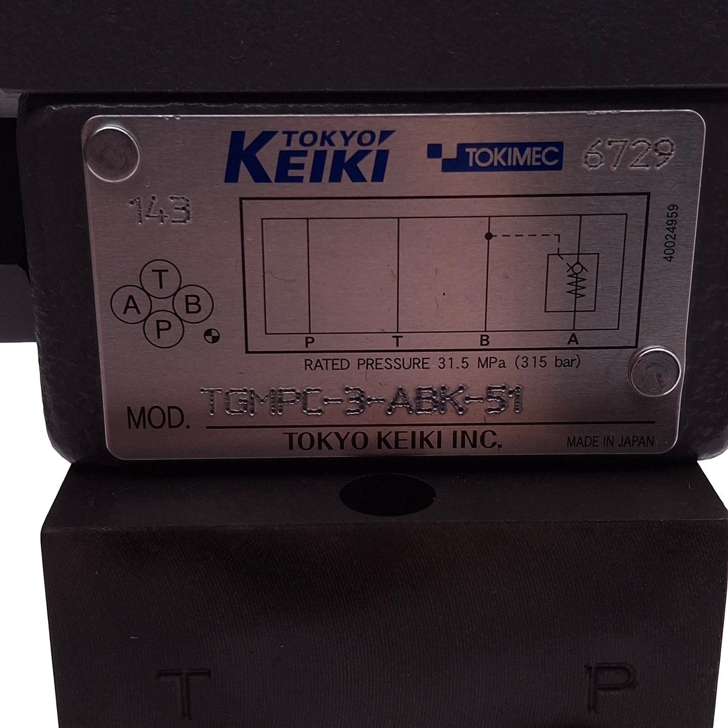 New Tokyo Keiki DG4V-3-2A-U-H-100 Solenoid Valve, 35MPa, 3/8in NPT, 24VDC Coil