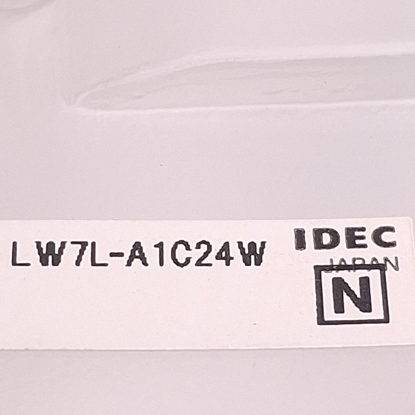 New Idec LW7L-A1C24W White Illuminated Maintained Pushbutton 25mm, SPDT 125VAC/30VDC