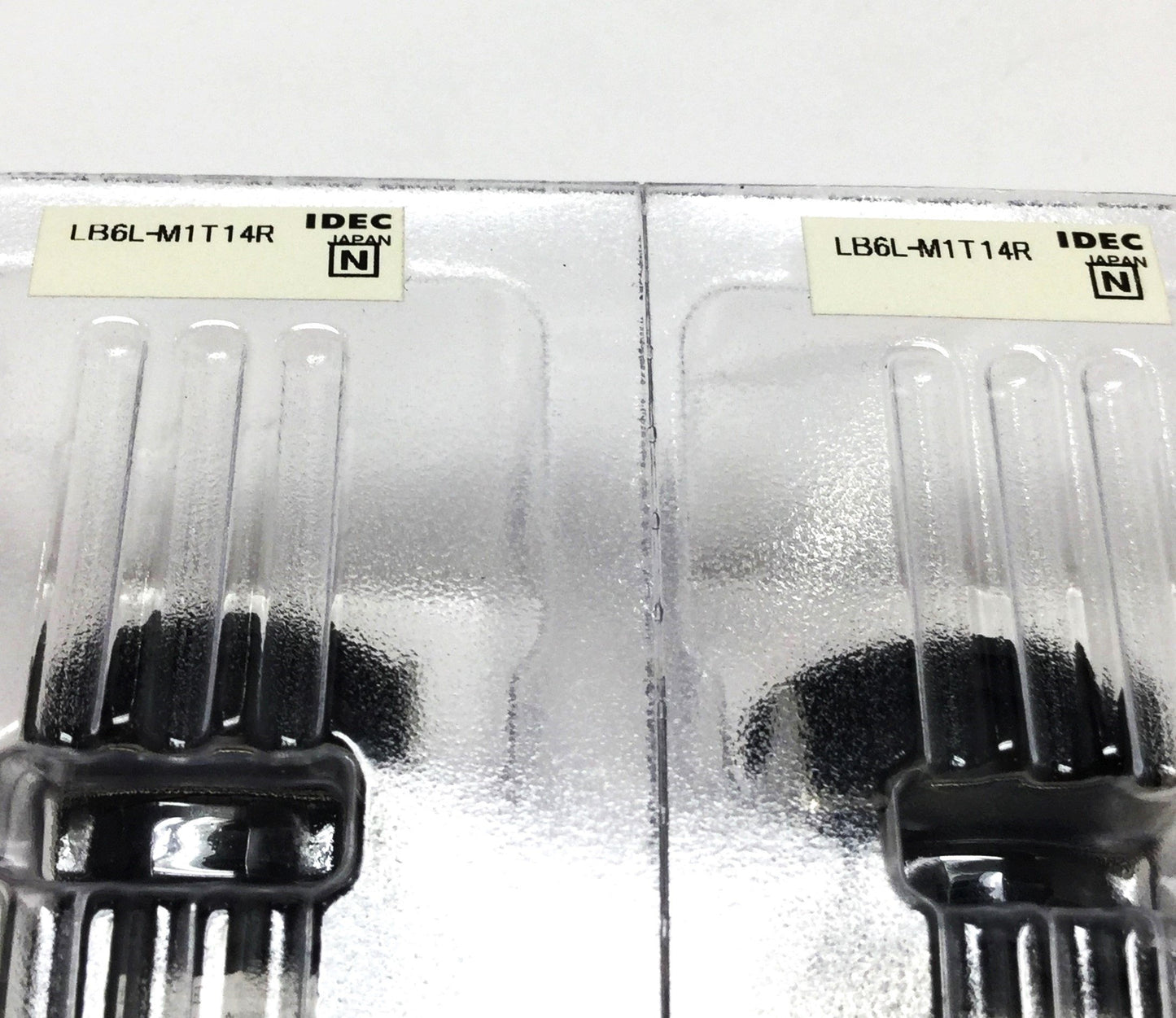 New Lot of 2 Idec LB6L-M1T14R LED Illuminated Momentary Pushbutton, Red, 16mm, SPDT