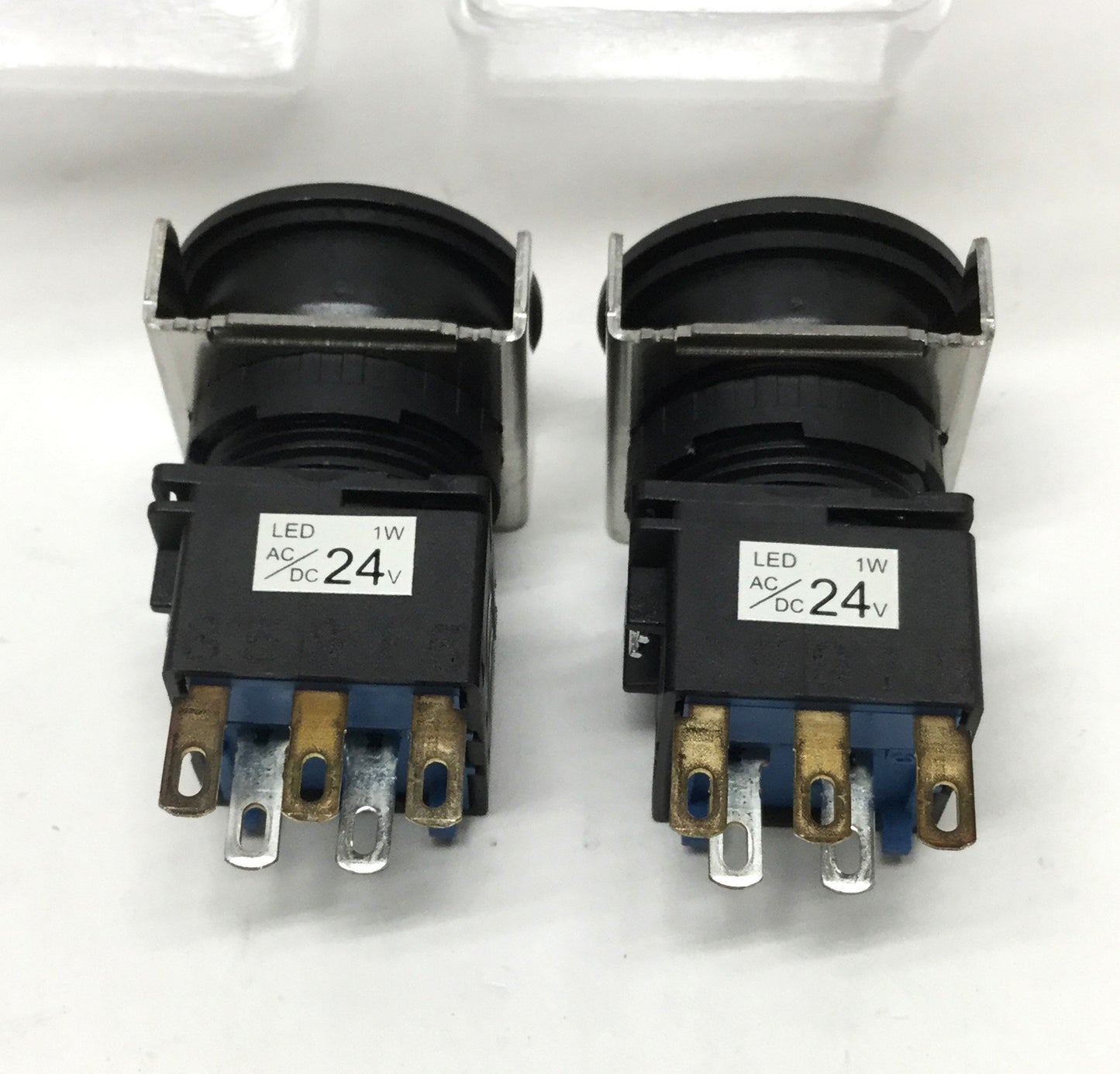 New Lot of 2 Idec LB6L-M1T14R LED Illuminated Momentary Pushbutton, Red, 16mm, SPDT