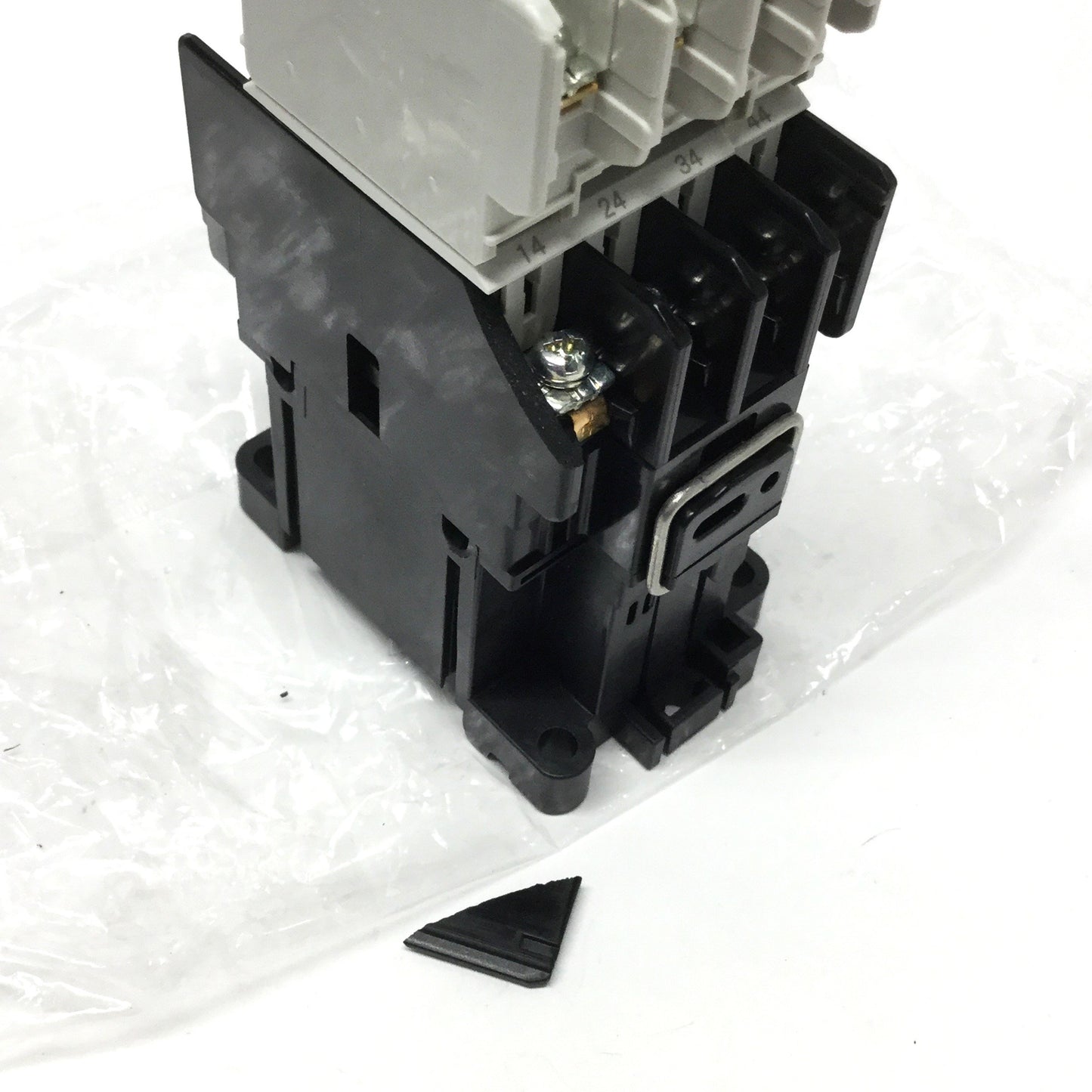 New – Open box Fuji SH-4 Industrial Relay Contactor, 8NO, 10A 600VAC, 200VAC Coil *Broken Rib*