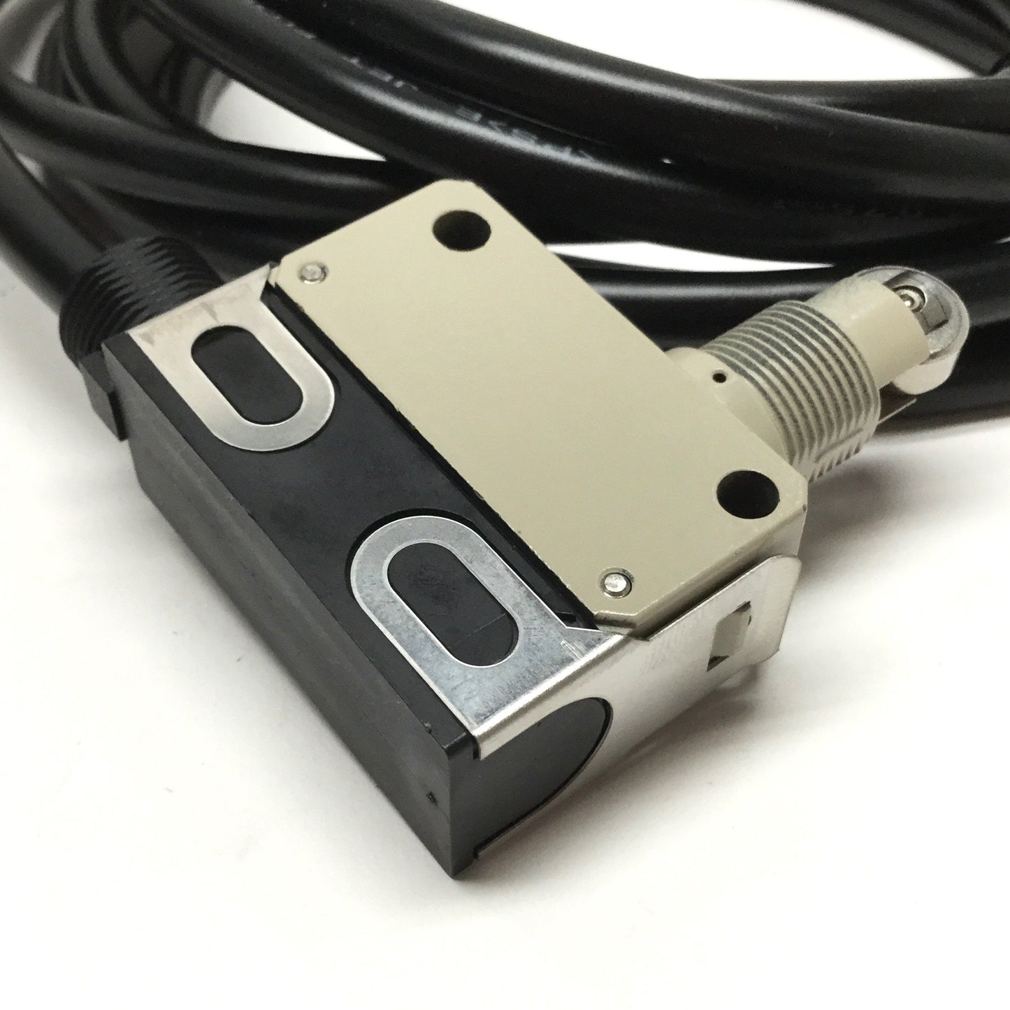 New – Open box Omron D4E-1A23N Oil-Resistant Roller Plunger Limit Switch, SPDT, 5A@125VAC, 3m