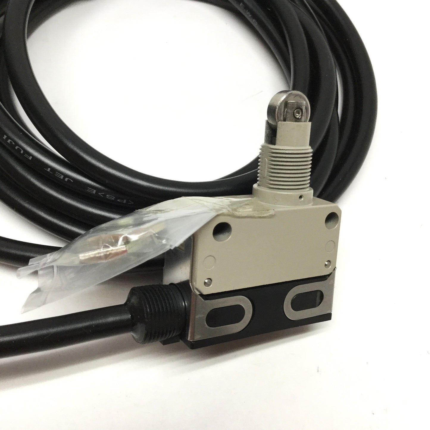 New – Open box Omron D4E-1A23N Oil-Resistant Roller Plunger Limit Switch, SPDT, 5A@125VAC, 3m