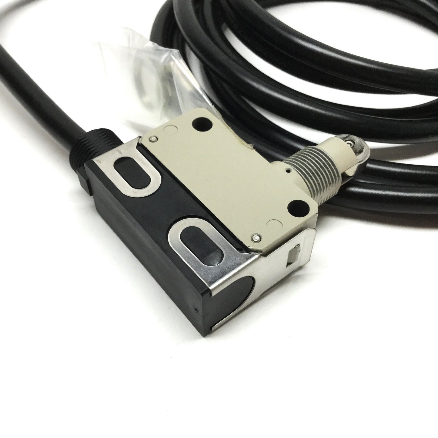 New – Open box Omron D4E-1A23N Oil-Resistant Roller Plunger Limit Switch, SPDT, 5A@125VAC, 3m