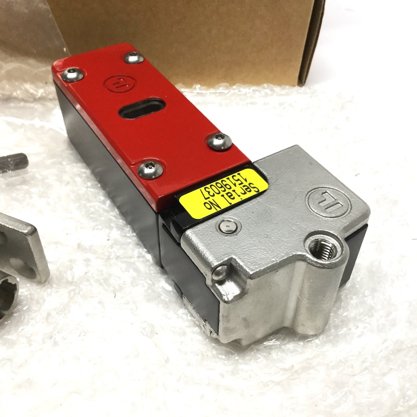 New – Open box Fortress MA2M6ST403 amGard Door Safety Interlock Switch 2NC-1NO 24V *Green LEDs*