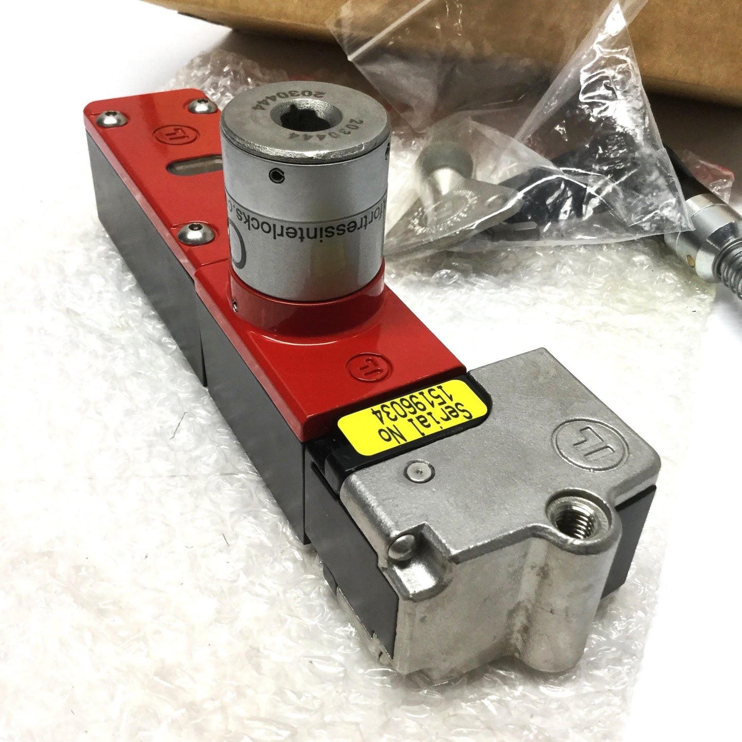 New – Open box Fortress MA2M6SKL11ST403 Safety Keyed Interlock Switch 2NC-1NO 24V *Green LEDs*