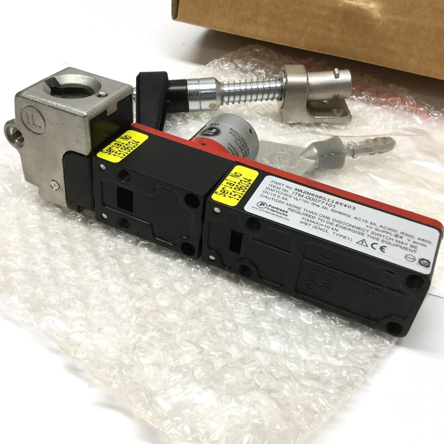 New – Open box Fortress MA2M6SKL11ST403 Safety Keyed Interlock Switch 2NC-1NO 24V *Green LEDs*