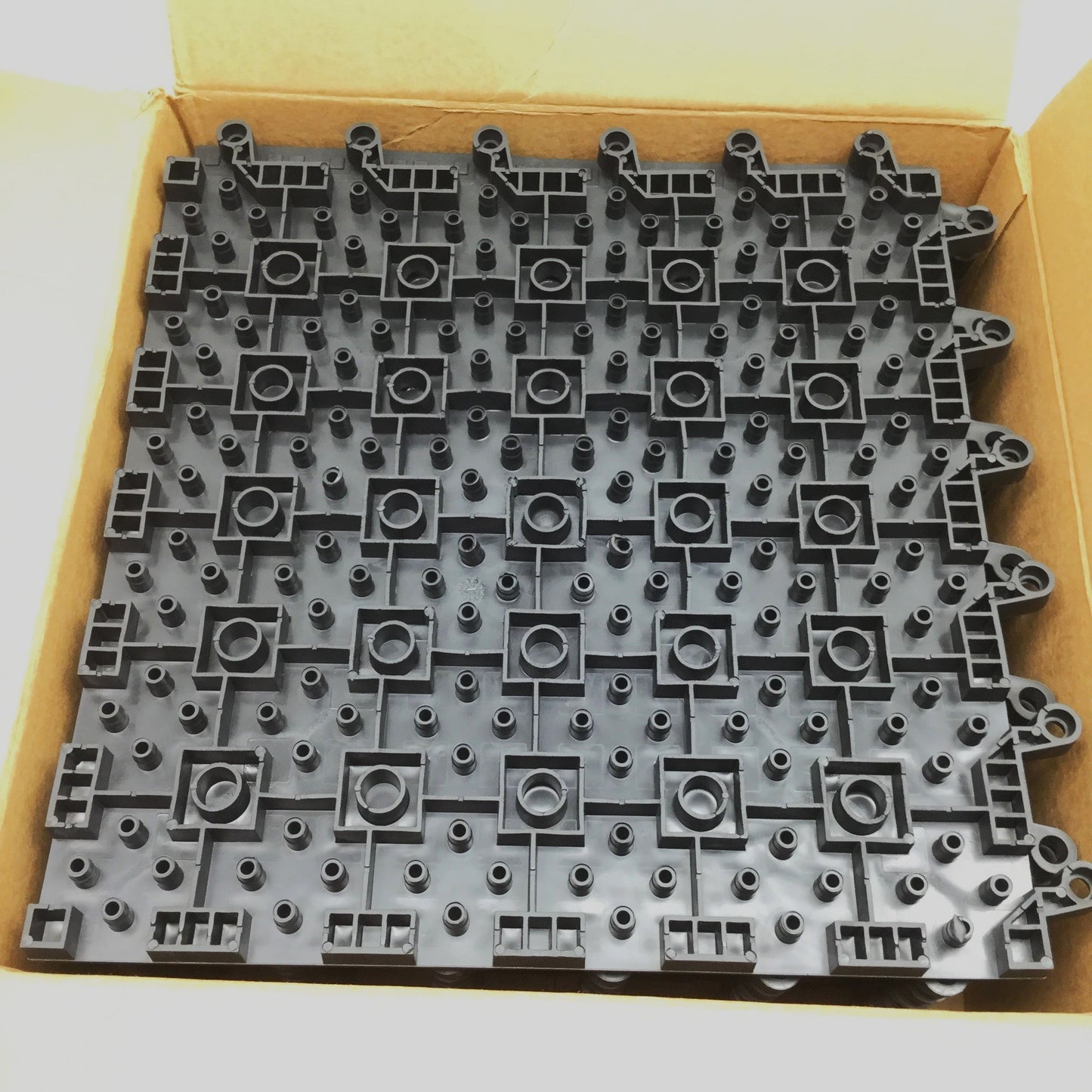 New Box of 10 ULINE H-9389 Wearwell ErgoDeck Solid Interlocking Mat Tiles 18" x 18"