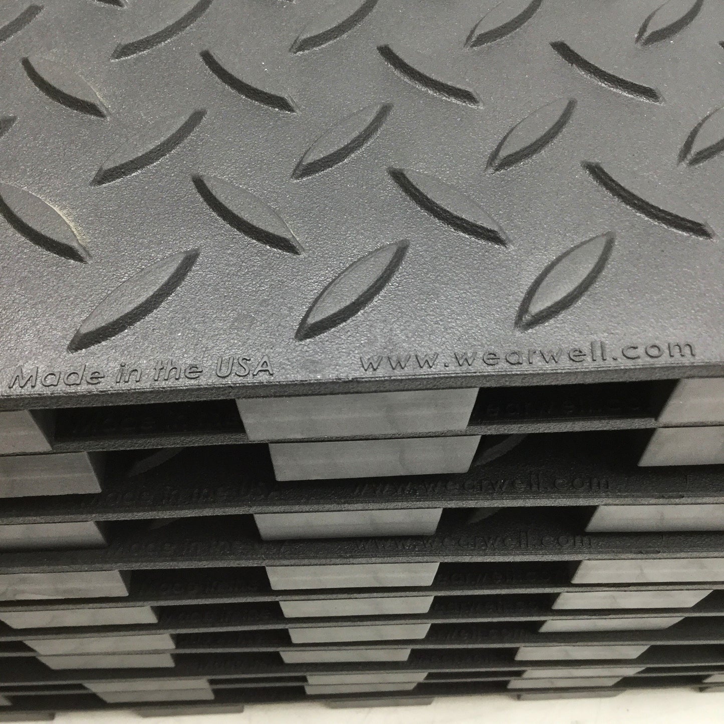 New – Open box Lot of 10 Wearwell 599.78x18x18BK ErgoDeck MAX Diamond-Plate Mat Tiles 18" x 18"