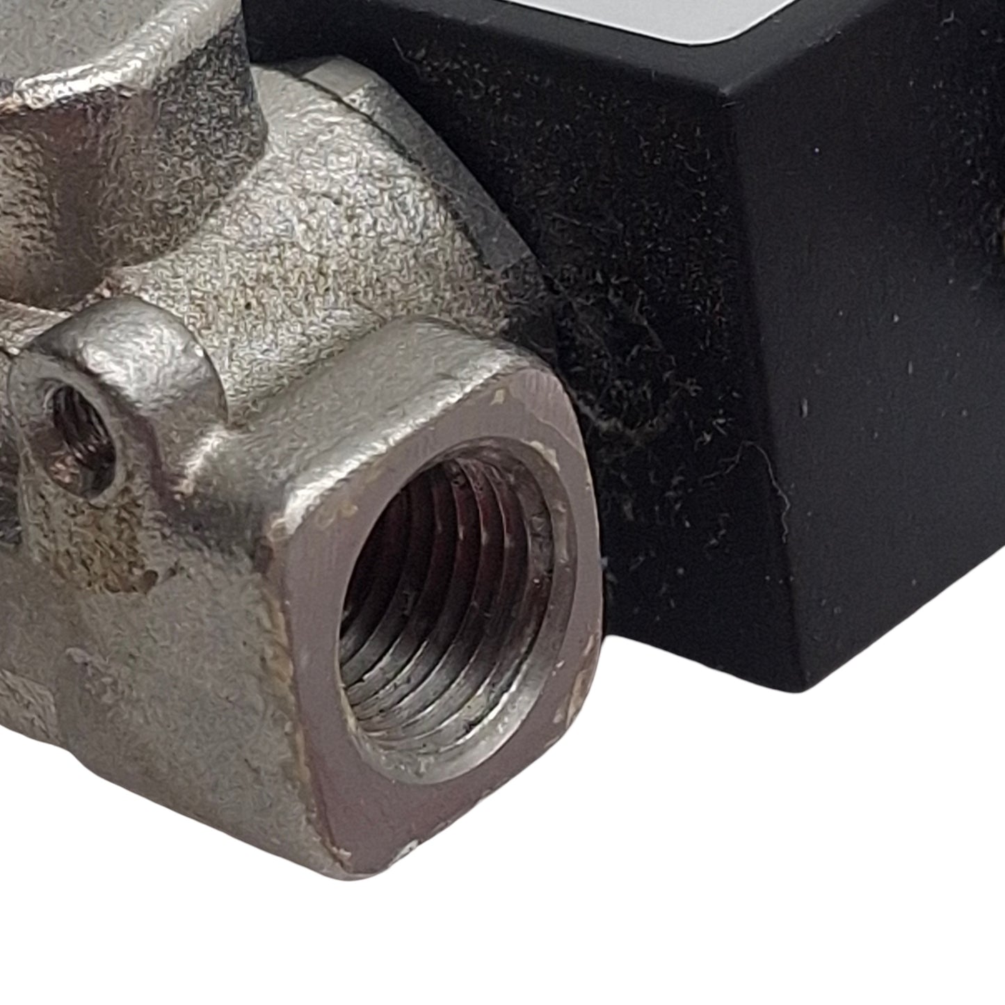 Used Asco U8256A014V Solenoid Valve, 2-Way, 1/8in NPT, 220psi Max, 24VDC Coil